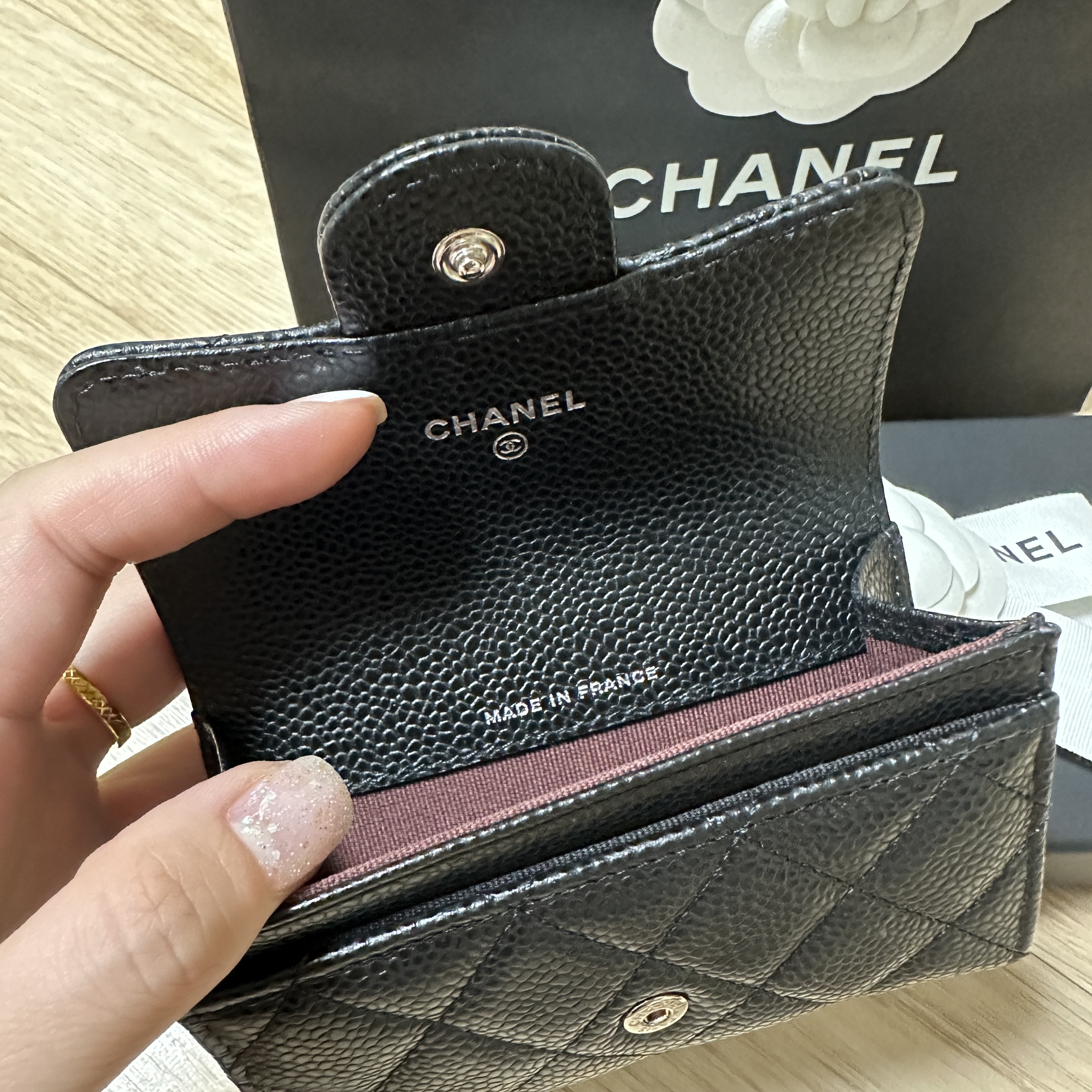 Chanel Classic Card Holder Grained Calfskin & Silver Black 착용 스타일 - 2