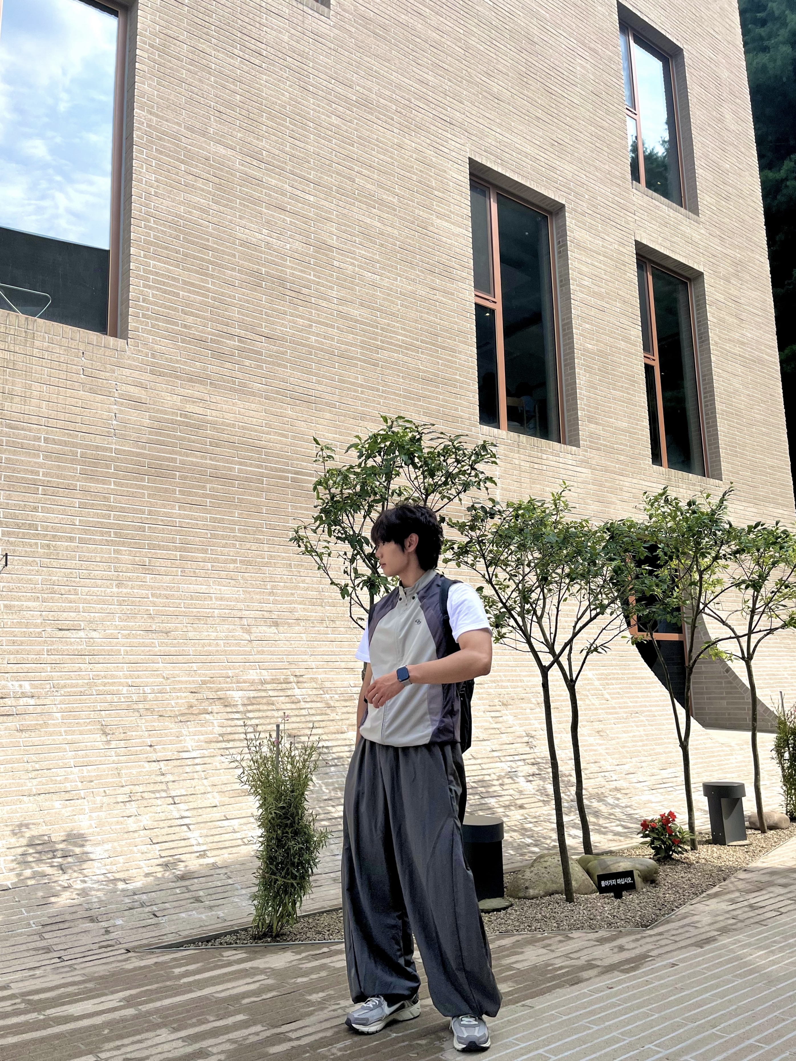Sansan Gear Conversion Jacket Grey - 23SS, (W) Nike Zoom Vomero 5 Cobblestone and Flat Pewter 착용 스타일
