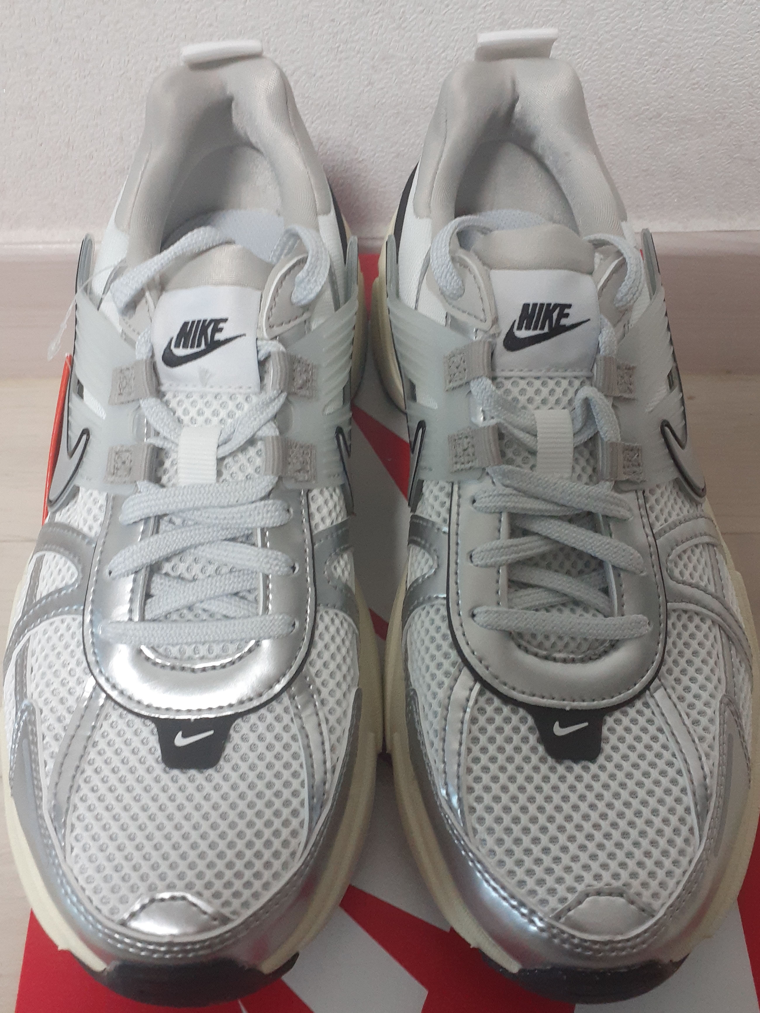 Nike V2K Run Summit White Metallic Silver 착용 스타일