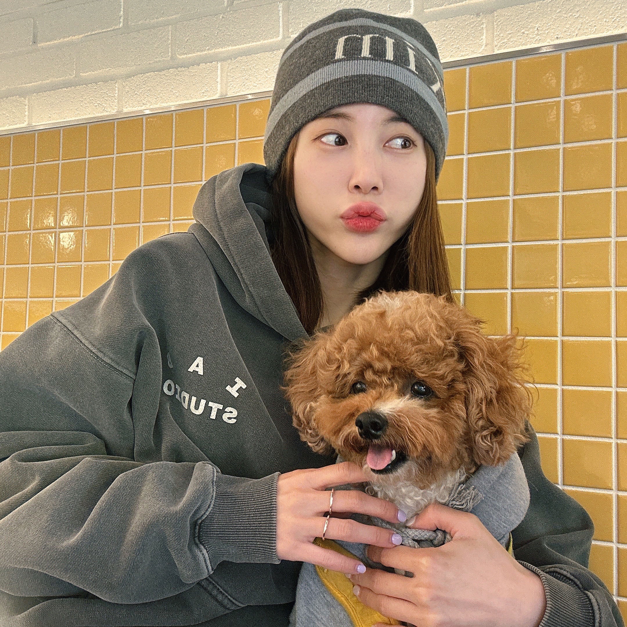 IAB Studio Pigment Hoodie & Sack Black 착용 스타일
