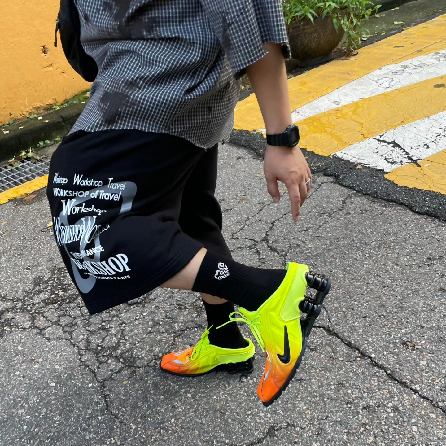 Nike x Martine Rose Shox MR4 Safety Orange 착용 스타일