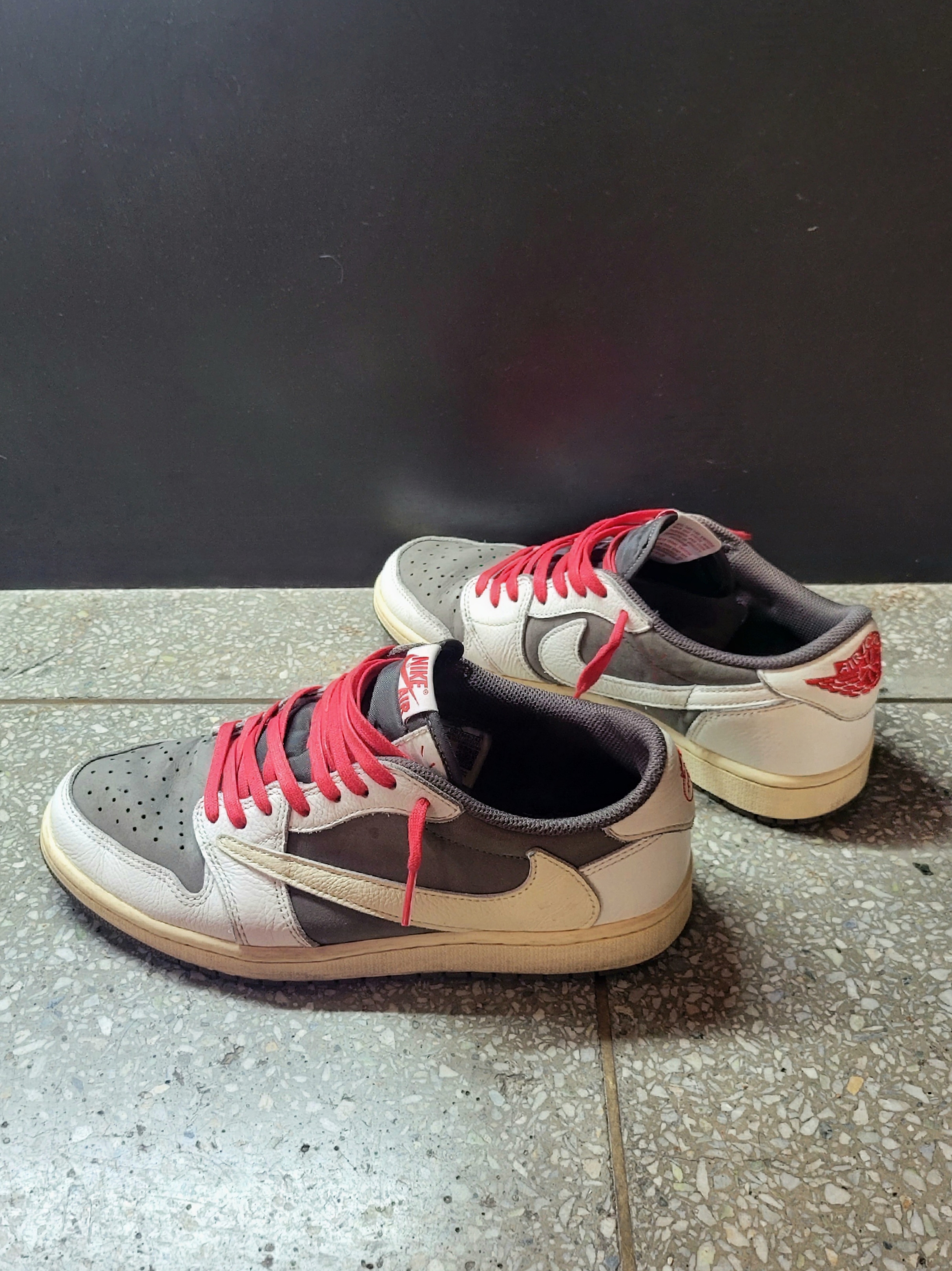 Jordan 1 x Travis Scott Retro Low OG SP Sail and Ridgerock 착용 스타일
