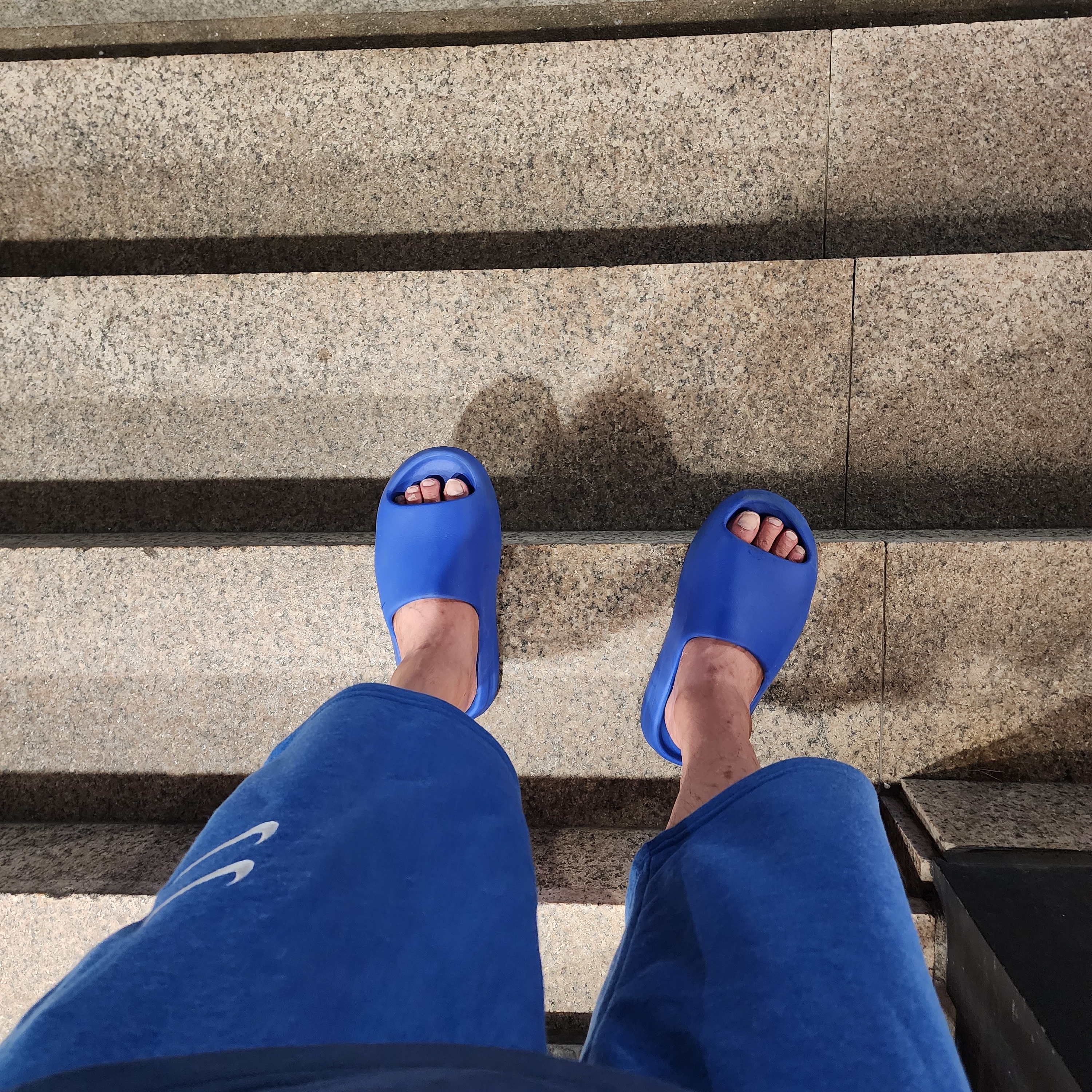 Adidas Yeezy Slide Azure 착용 스타일
