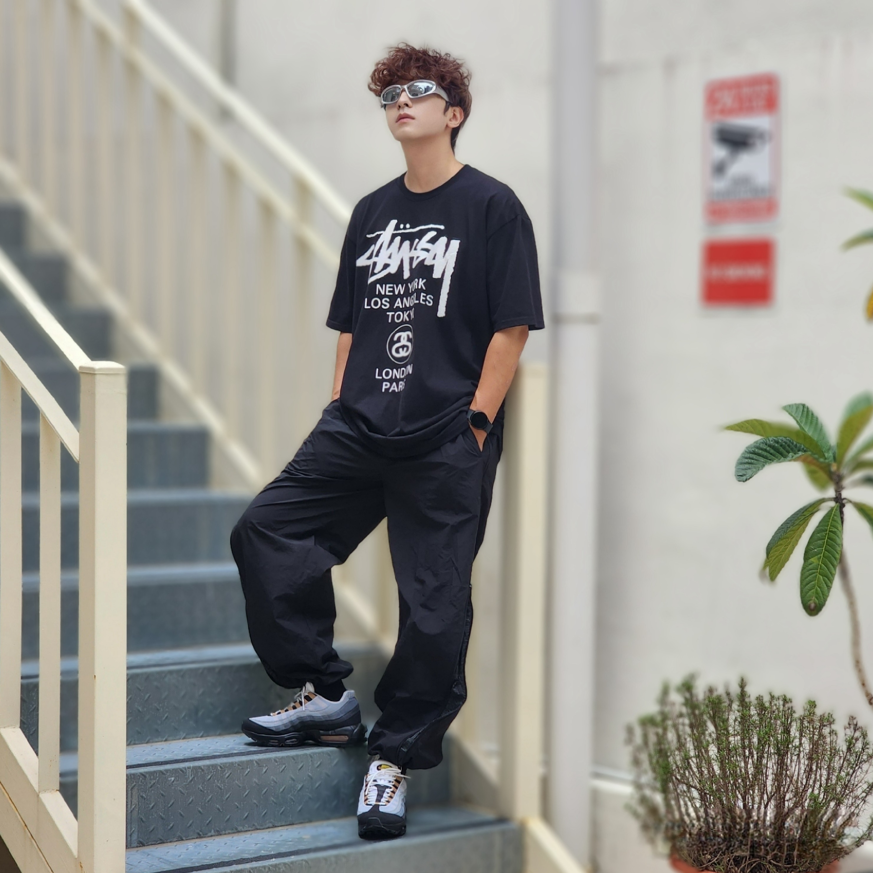 Stussy World Tour T-Shirt Black, Stussy World Tour T-Shirt Black 2023 착용 스타일 - 2