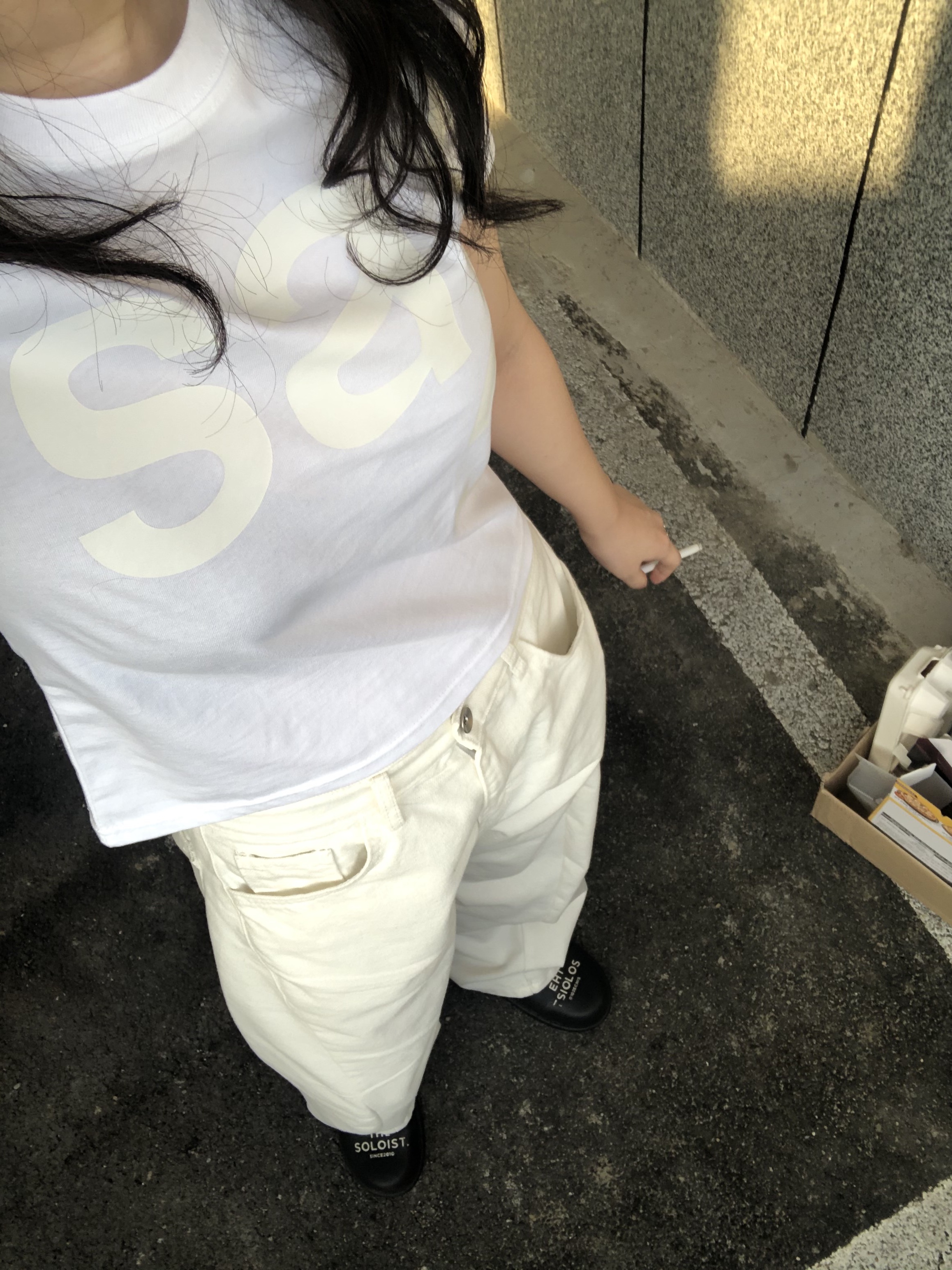 [예약 배송][KREAM 단독] Safarispot 1/2 Basic Safari T-Shirt White, Oofos x Takahiromiyashita The Soloist The Soloist's Way Of Life Clog Black White 착용 스타일 - 2