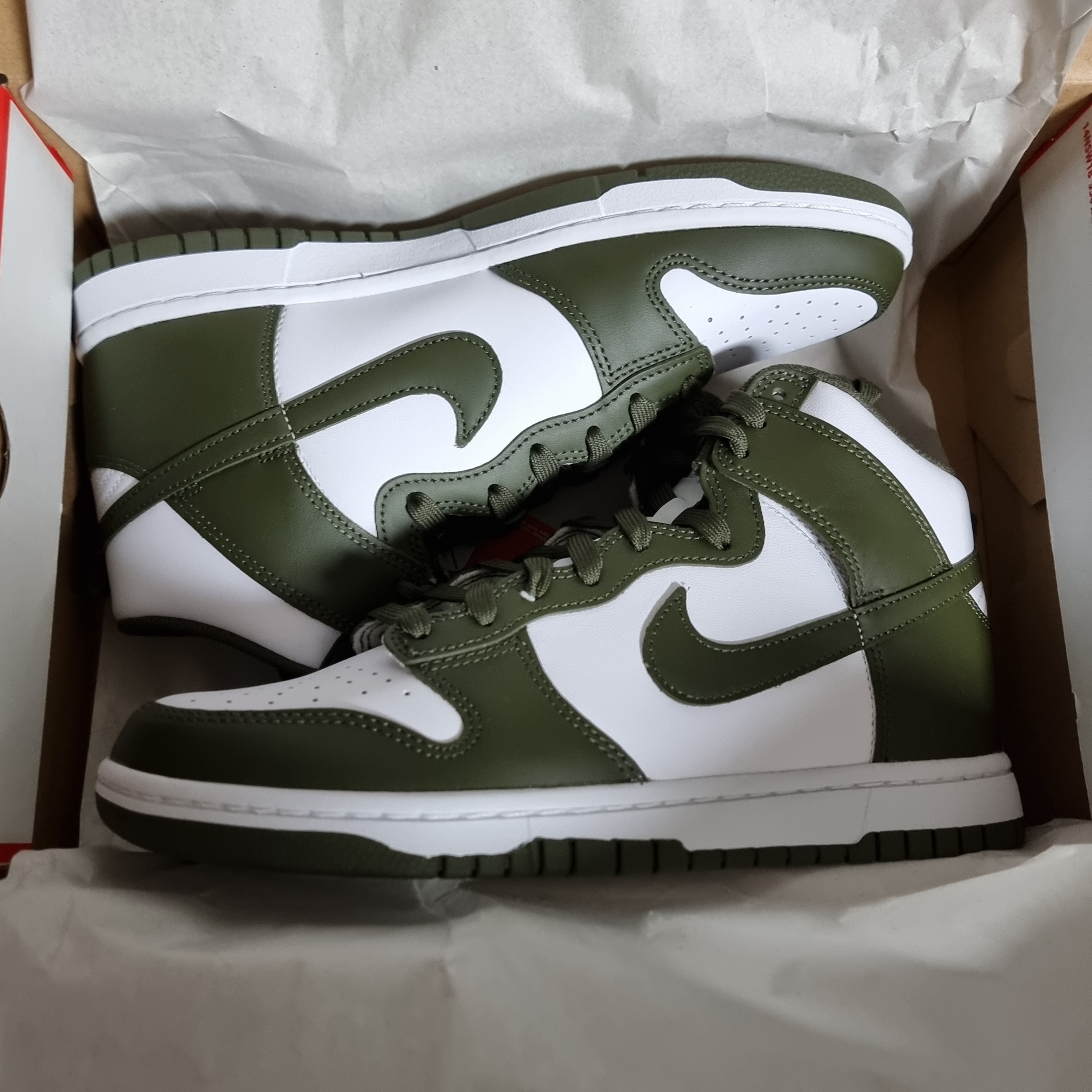 Nike Dunk High Retro Championship Khaki 착용 스타일
