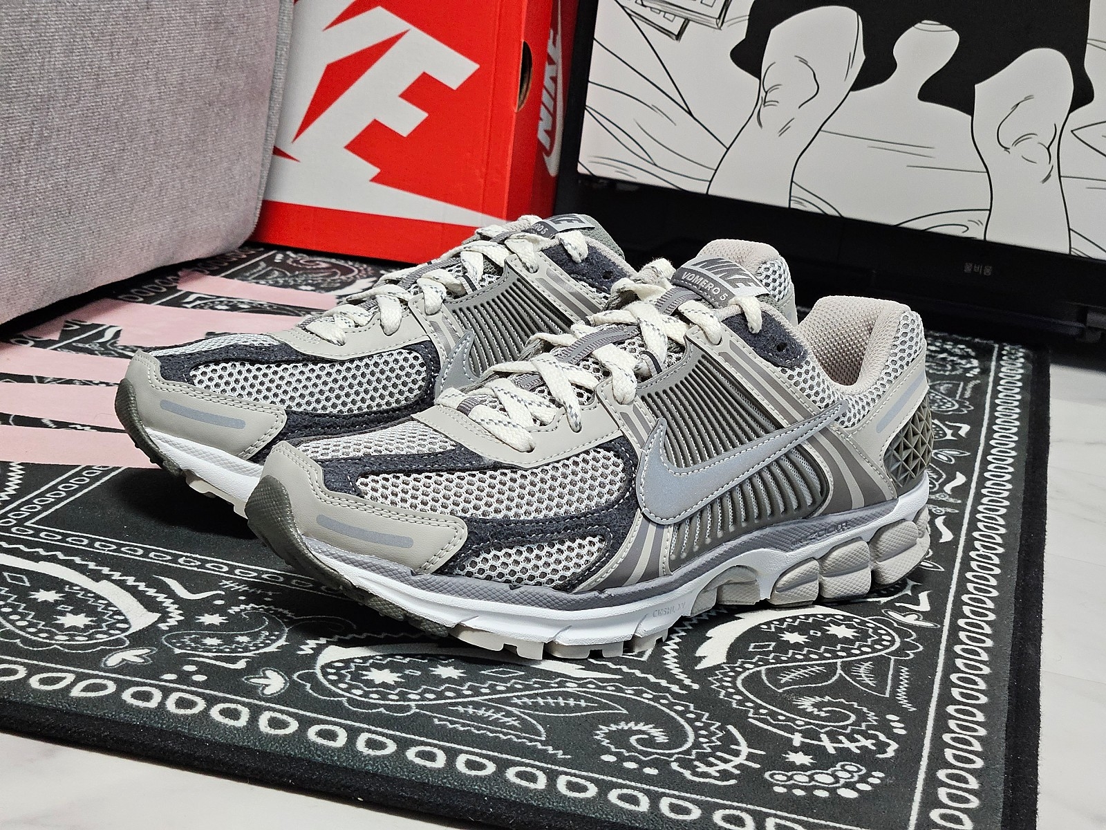 Nike Zoom Vomero 5 PRM Light Iron Ore and Flat Fewter 착용 스타일 - 1
