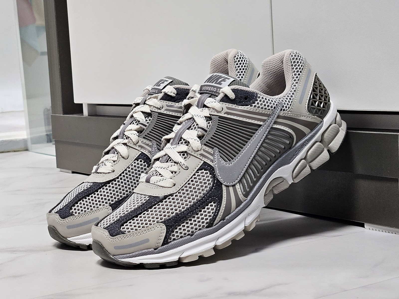 Nike Zoom Vomero 5 PRM Light Iron Ore and Flat Fewter 착용 스타일 - 2
