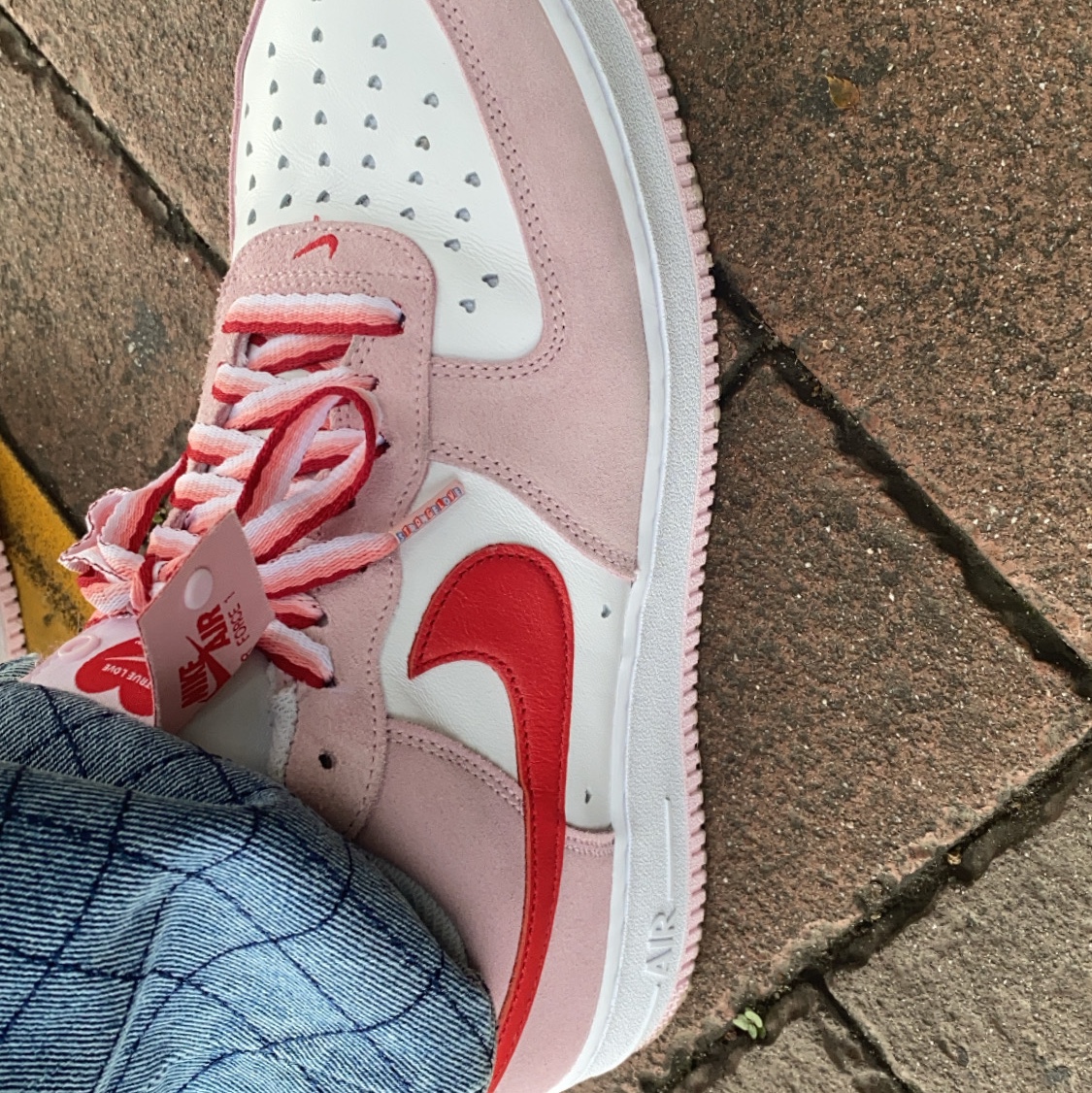 Nike Air Force 1 '07 QS Valentine's Day 착용 스타일