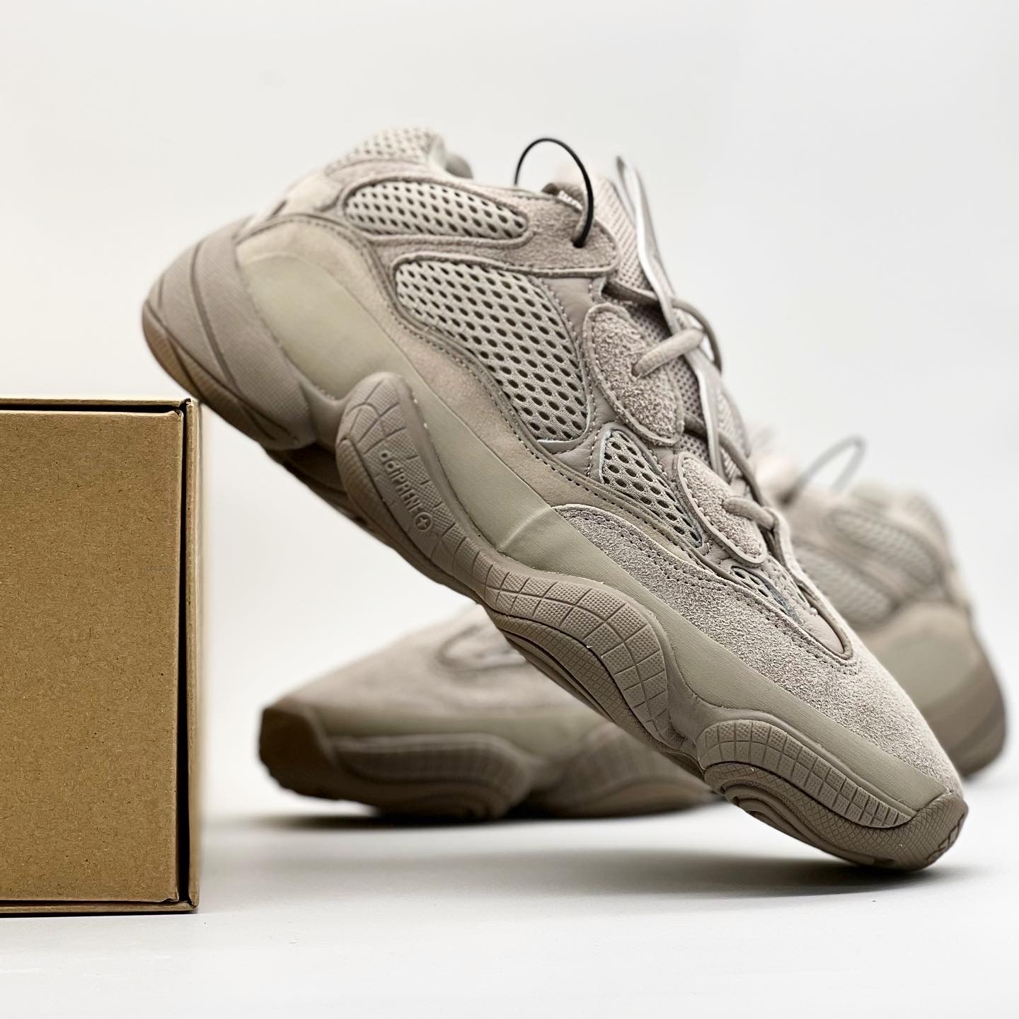 Adidas Yeezy 500 Ash Grey 착용 스타일 - 4