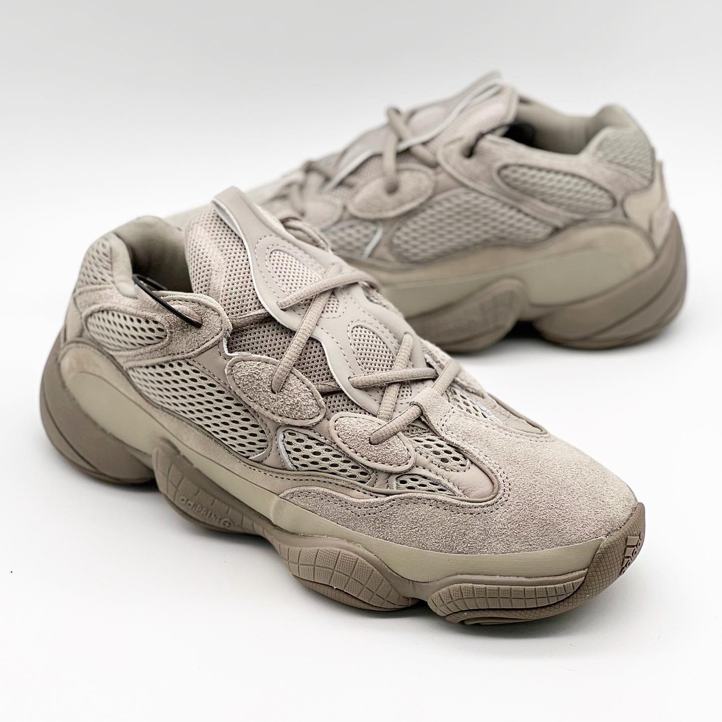 Adidas Yeezy 500 Ash Grey 착용 스타일 - 2