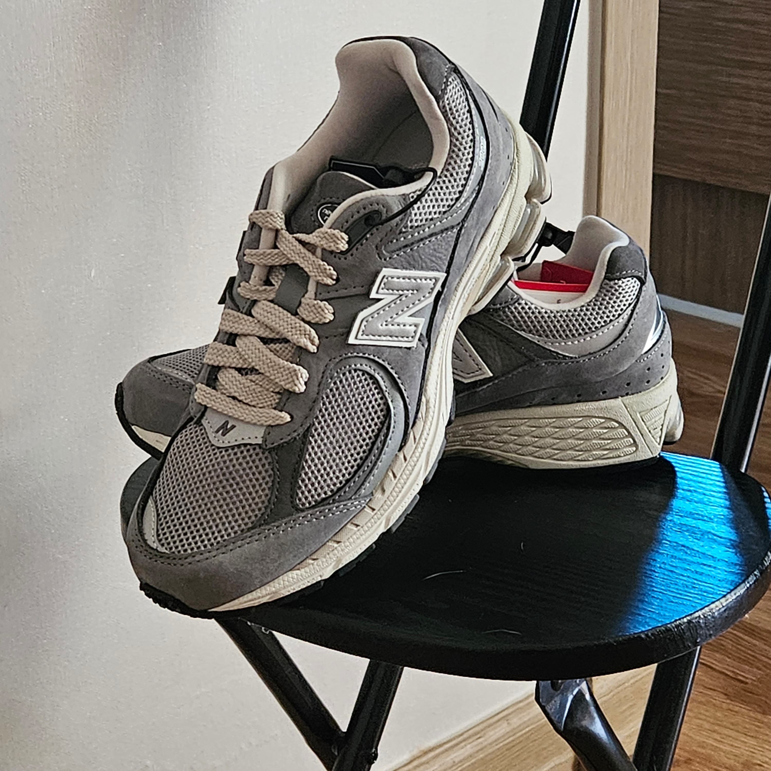 New Balance 2002R Premium Vintage Grey 착용 스타일