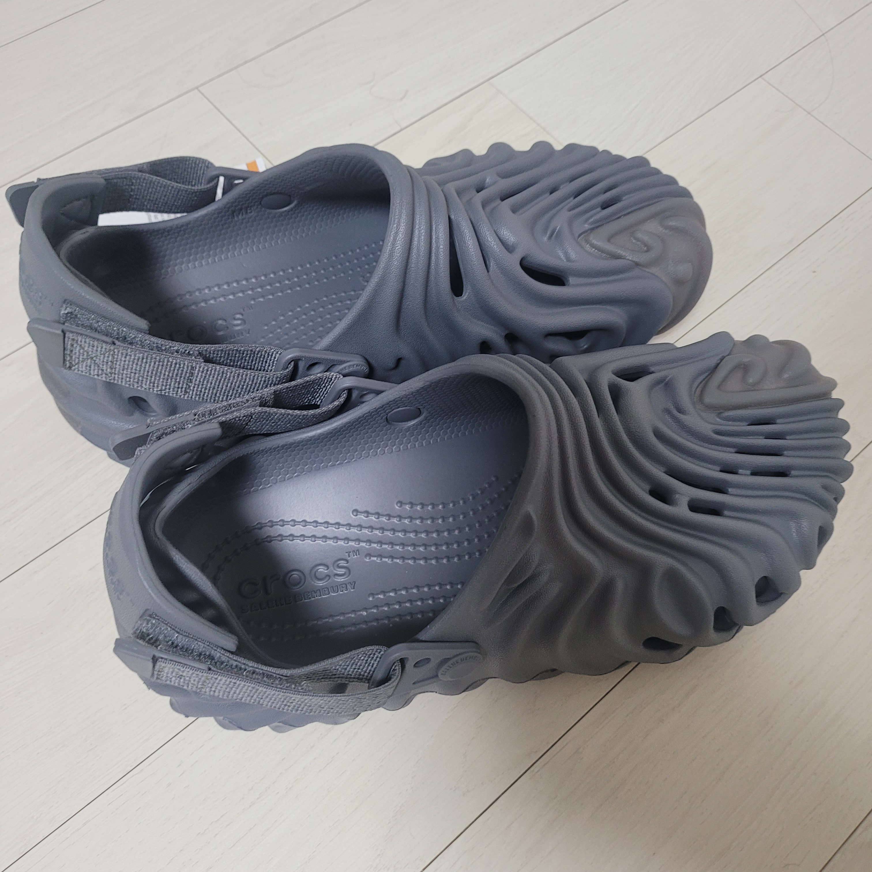 Crocs x Salehe Bembury Pollex Clog Niagara 착용 스타일