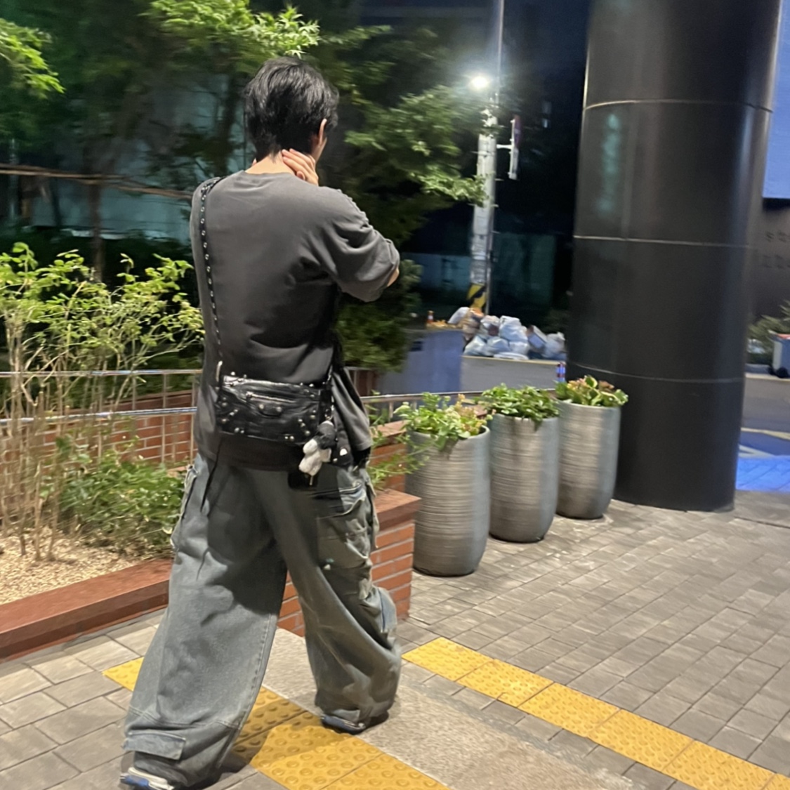 Balenciaga 3XL Sneakers Worn Out Grey White Blue, Balenciaga Arena Lambskin Aged Silver Hardware Le Cagole XS Flap Bag Black 착용 스타일 - 2