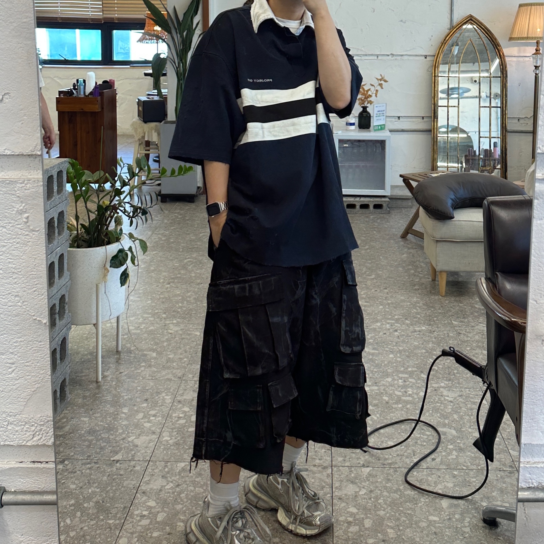 Project G/R Bullied Half Polo Shirts Navy, Nos Couleurs Distressed Cargo Shorts Black 착용 스타일