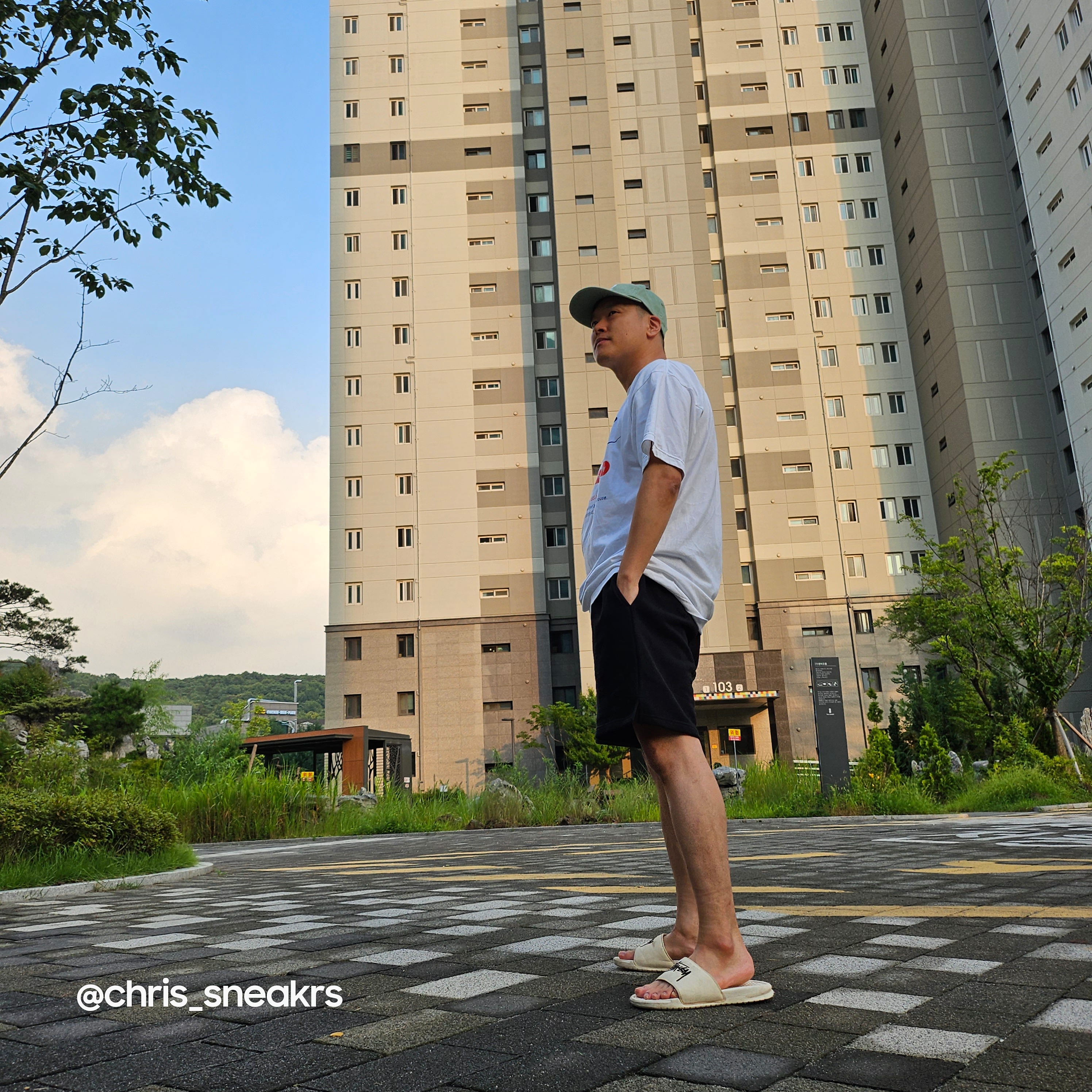 Nike x Stussy Benassi Slide Sail, [KREAM 단독] Won Chaser New Money Shorts Black 착용 스타일 - 2