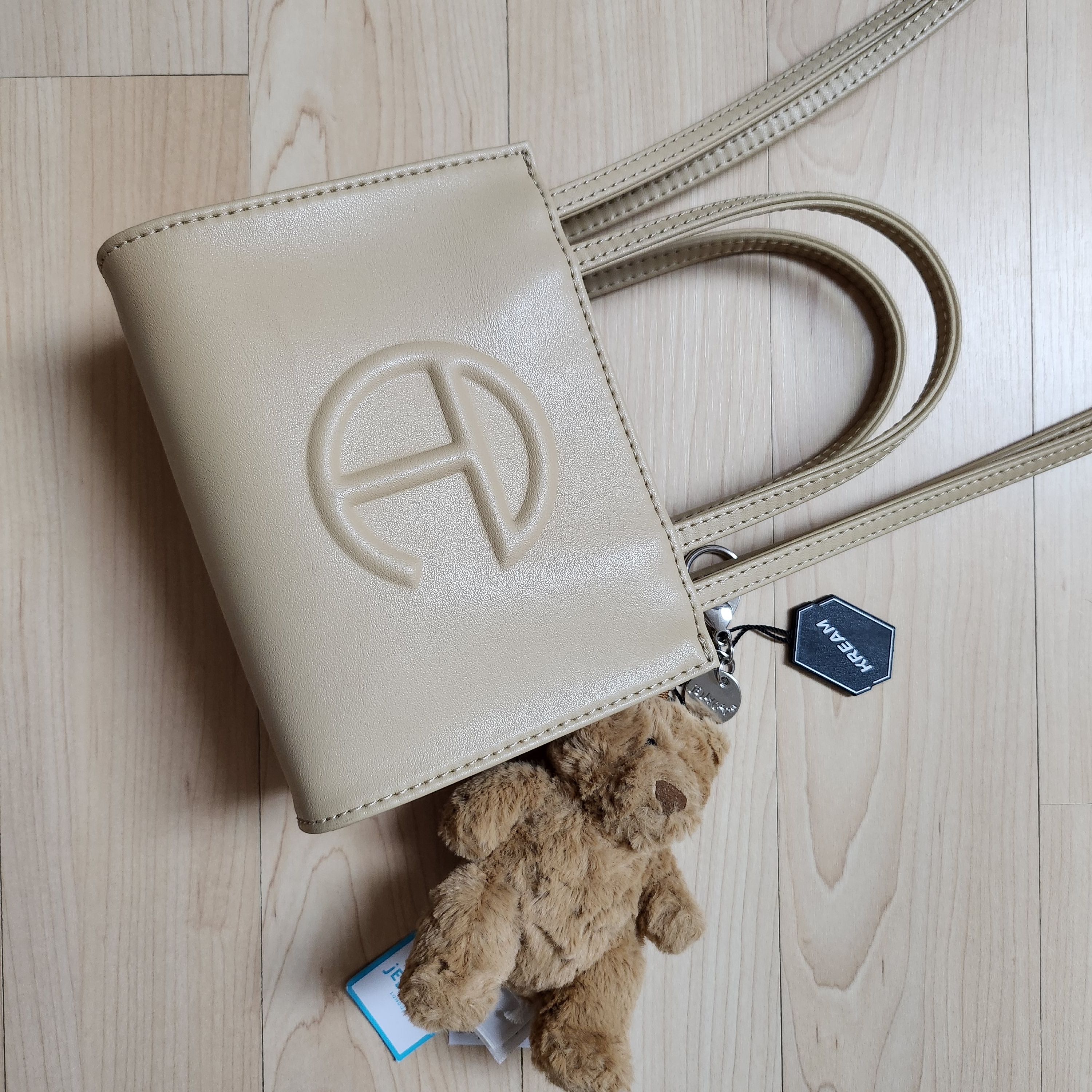 Jellycat Bartholomew Bear Bag Charm Brown 착용 스타일 - 1