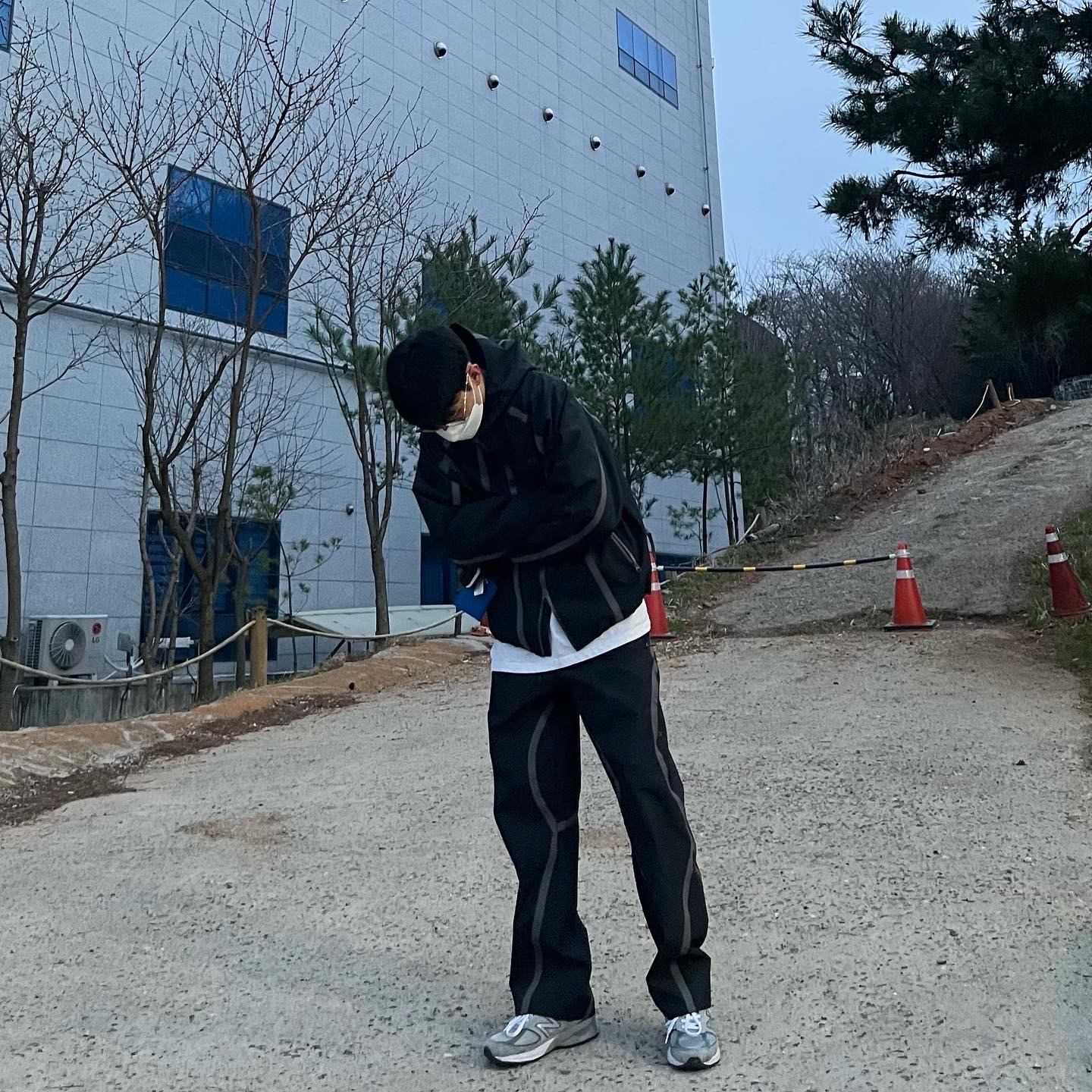 Sansan Gear Windblock Jacket Black - 22SS, New Balance 990v5 Made in USA Grey - D Standard 착용 스타일 - 1