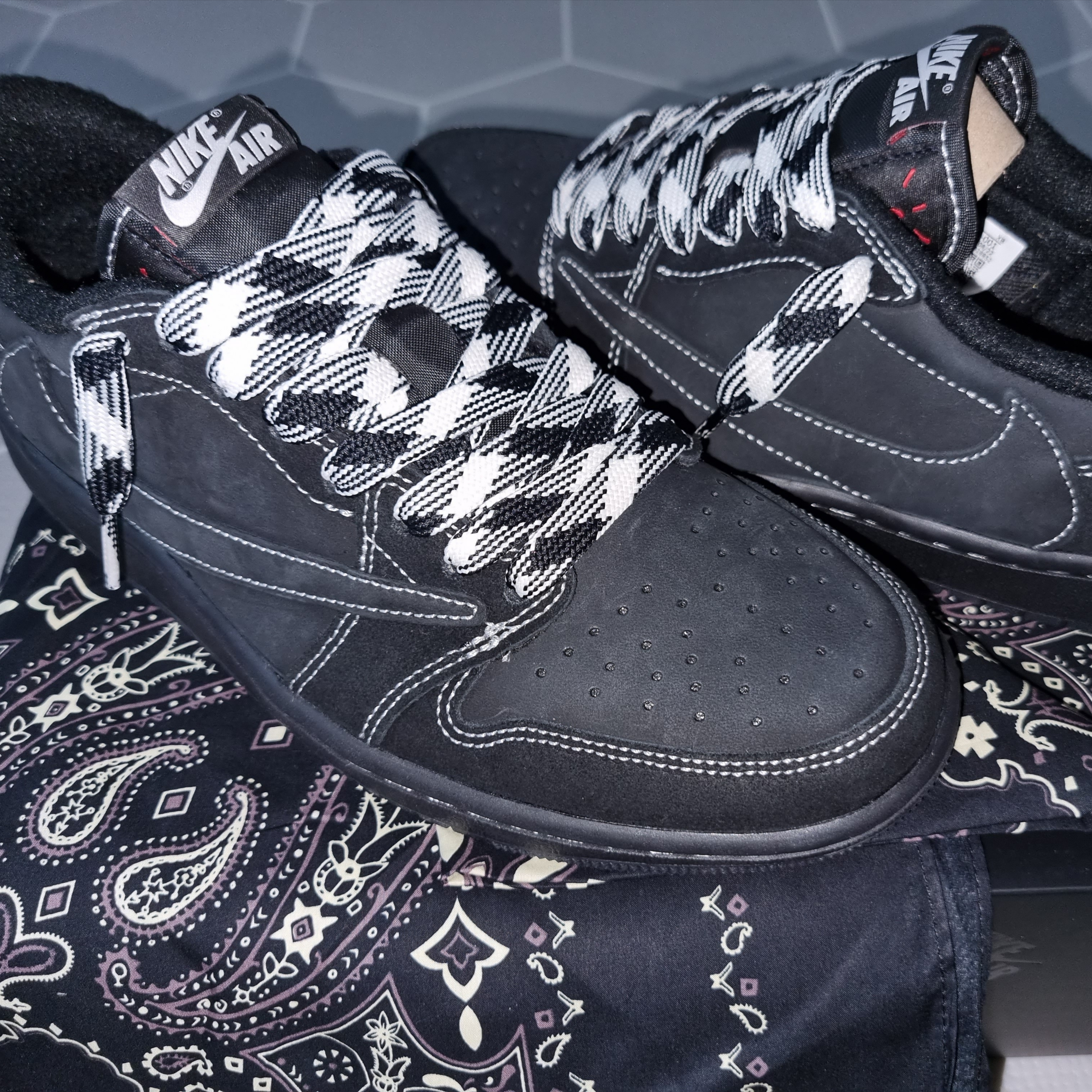 Jordan 1 x Travis Scott Retro Low OG SP Black Phantom 착용 스타일 - 2