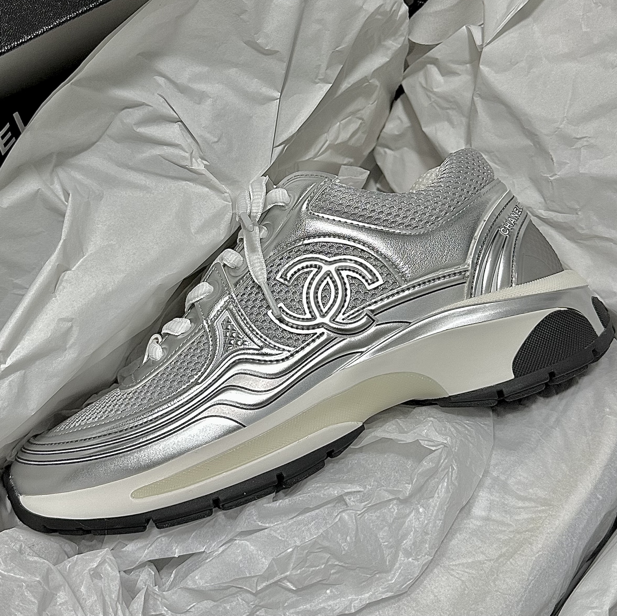 (W) Chanel Sneakers Fabric Laminated & Light Grey Silvered 착용 스타일