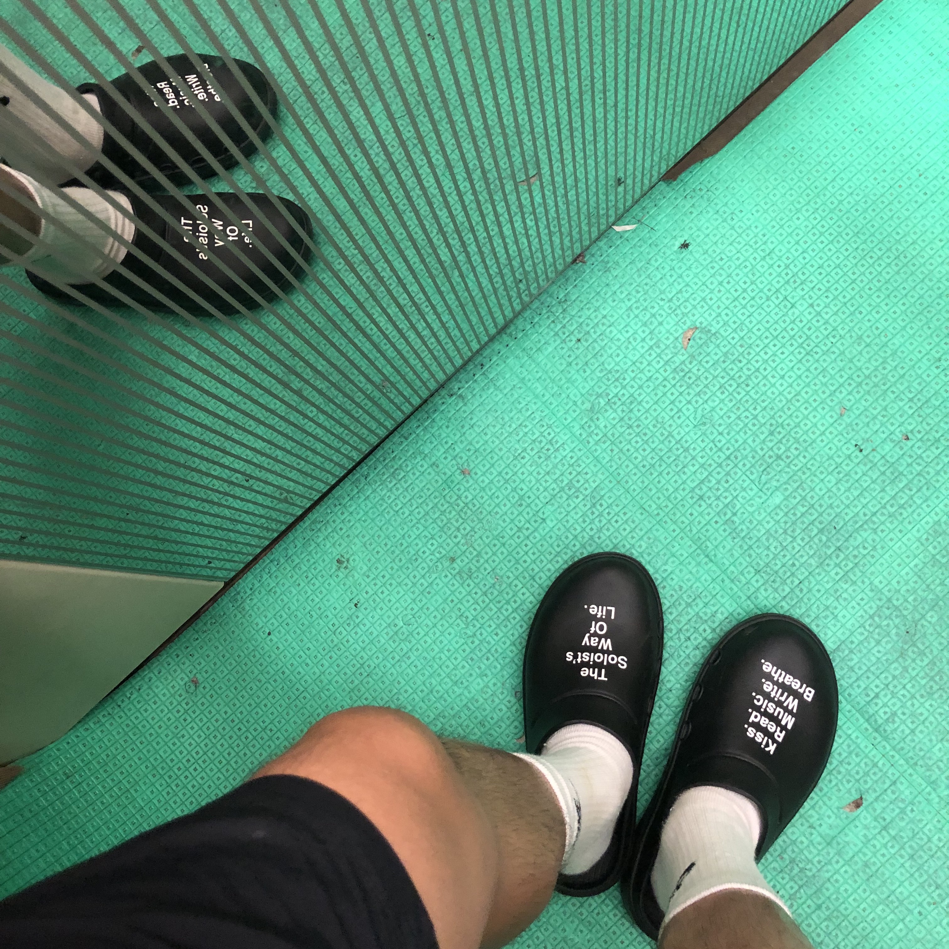 Oofos x Takahiromiyashita The Soloist The Soloist's Way Of Life Clog Black White 착용 스타일