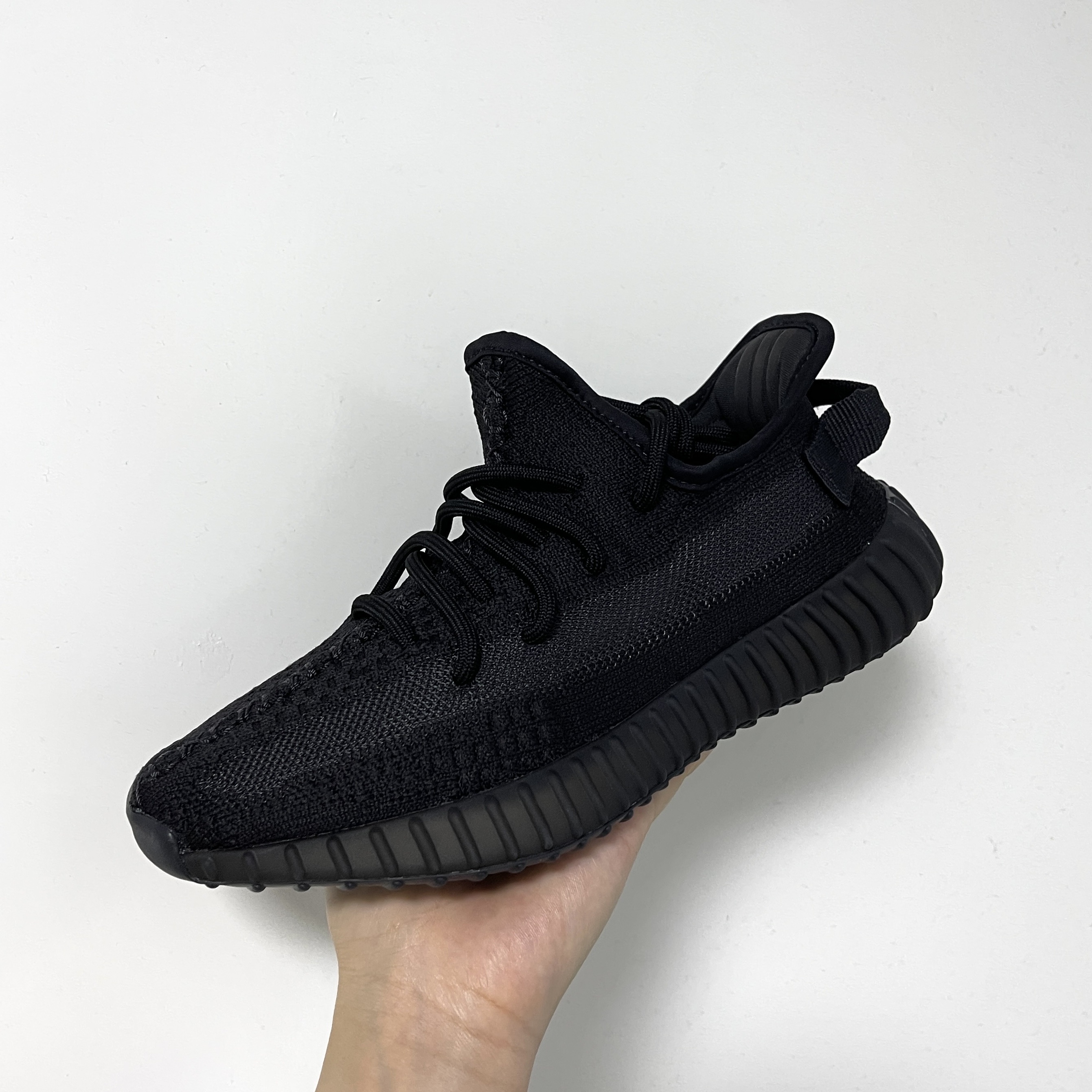 Adidas Yeezy Boost 350 V2 Onyx 착용 스타일