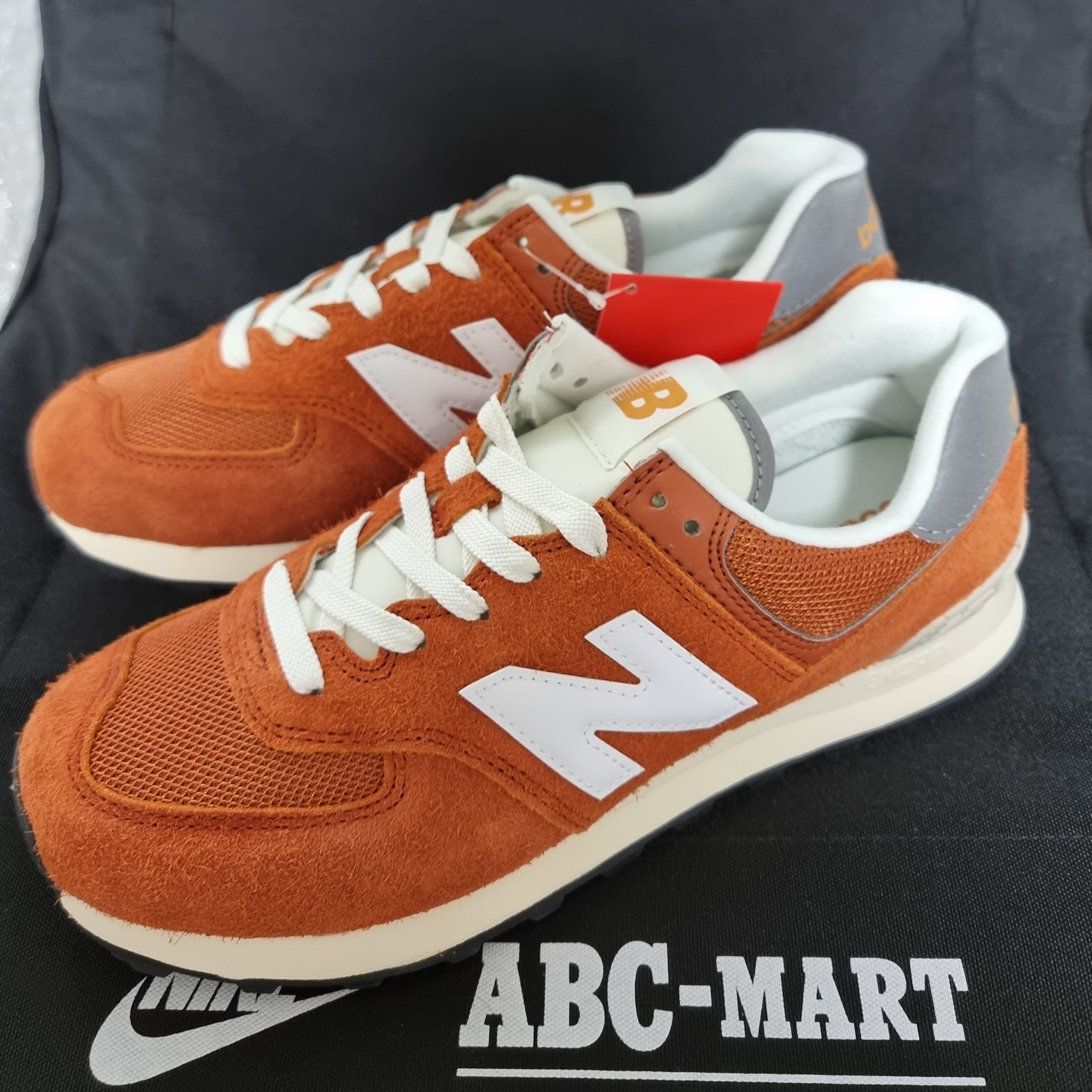 New Balance 574 Heritage Orange Burst White 착용 스타일