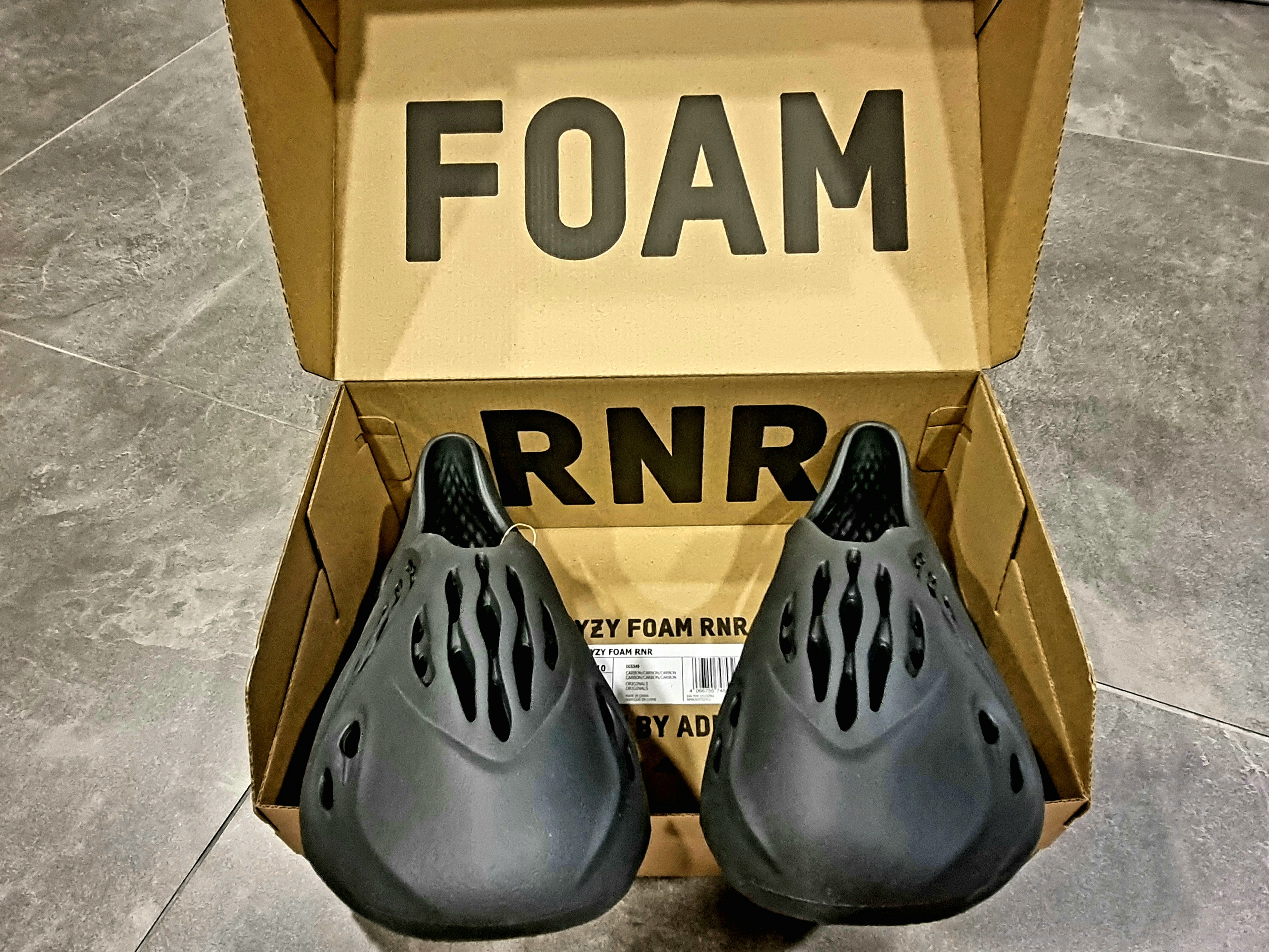 Adidas Yeezy Foam RNNR Carbon 착용 스타일 - 4