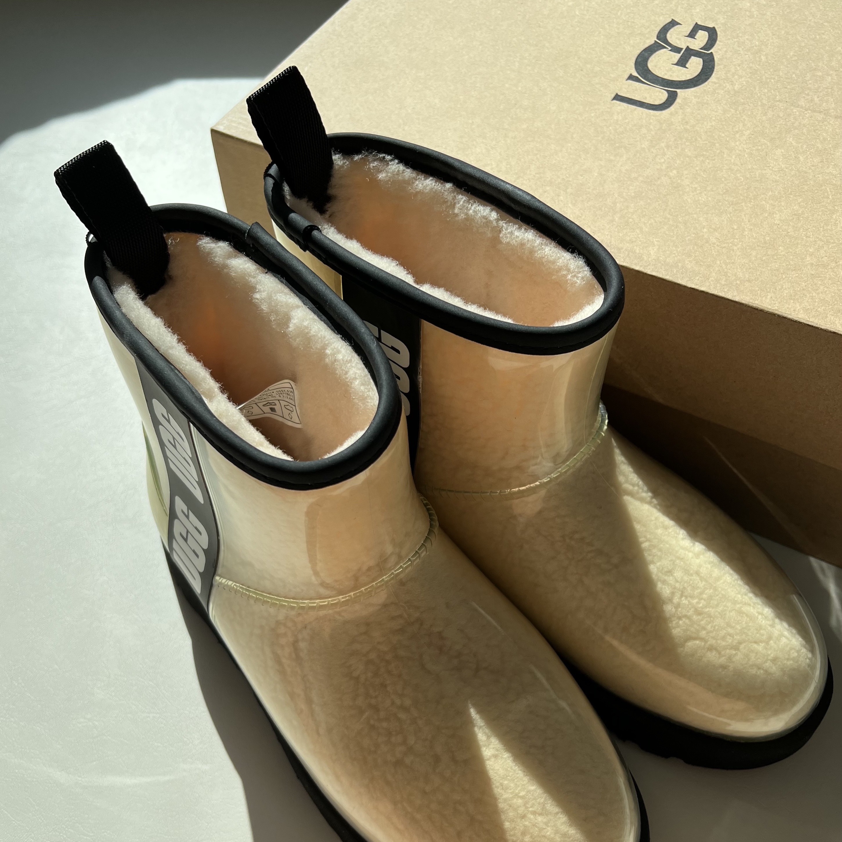 (W) UGG Classic Clear Mini Boots Natural Black 착용 스타일 - 1