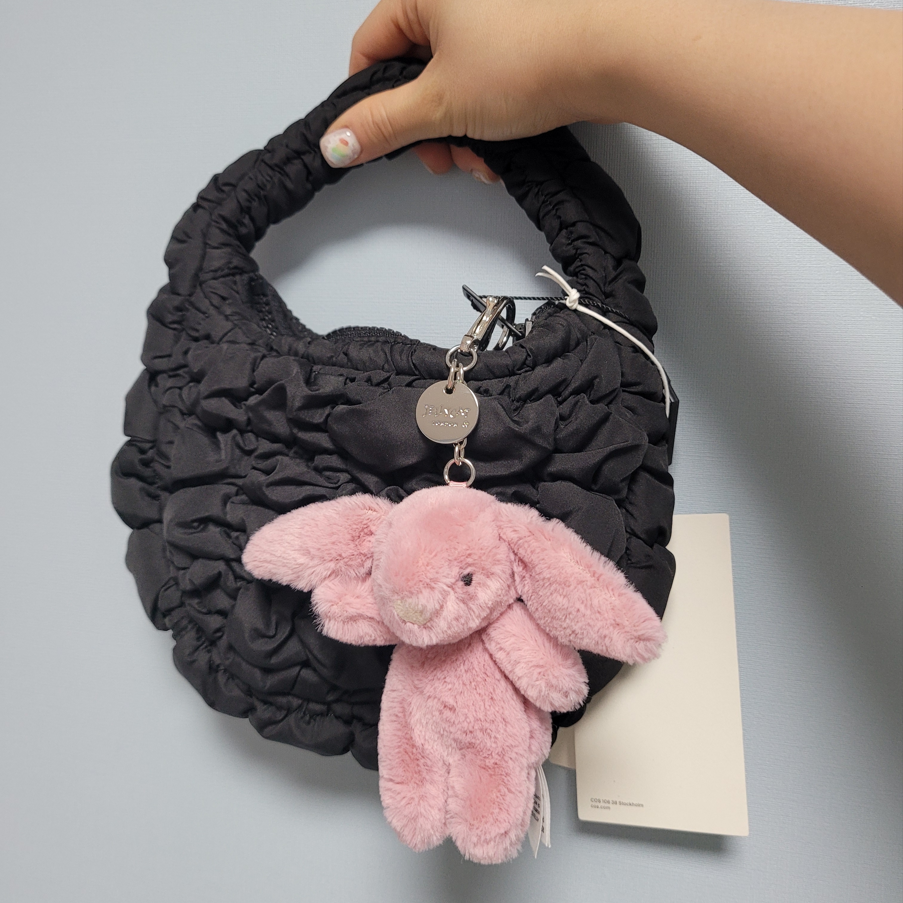 Jellycat Bashful Bunny Bag Charm Tulip 착용 스타일