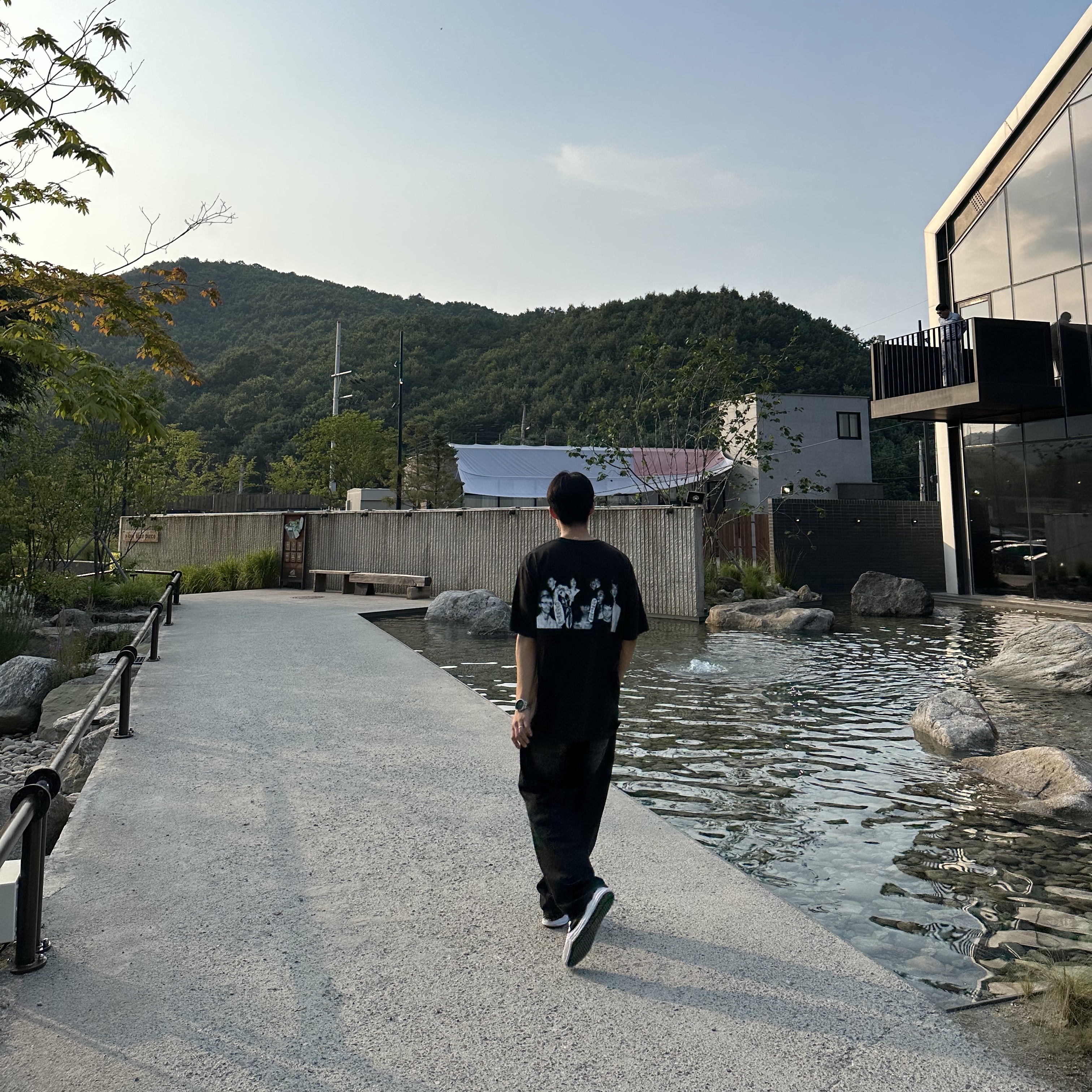 Stussy x Martine Rose Collage Pigment Dyed T-Shirt Black 착용 스타일