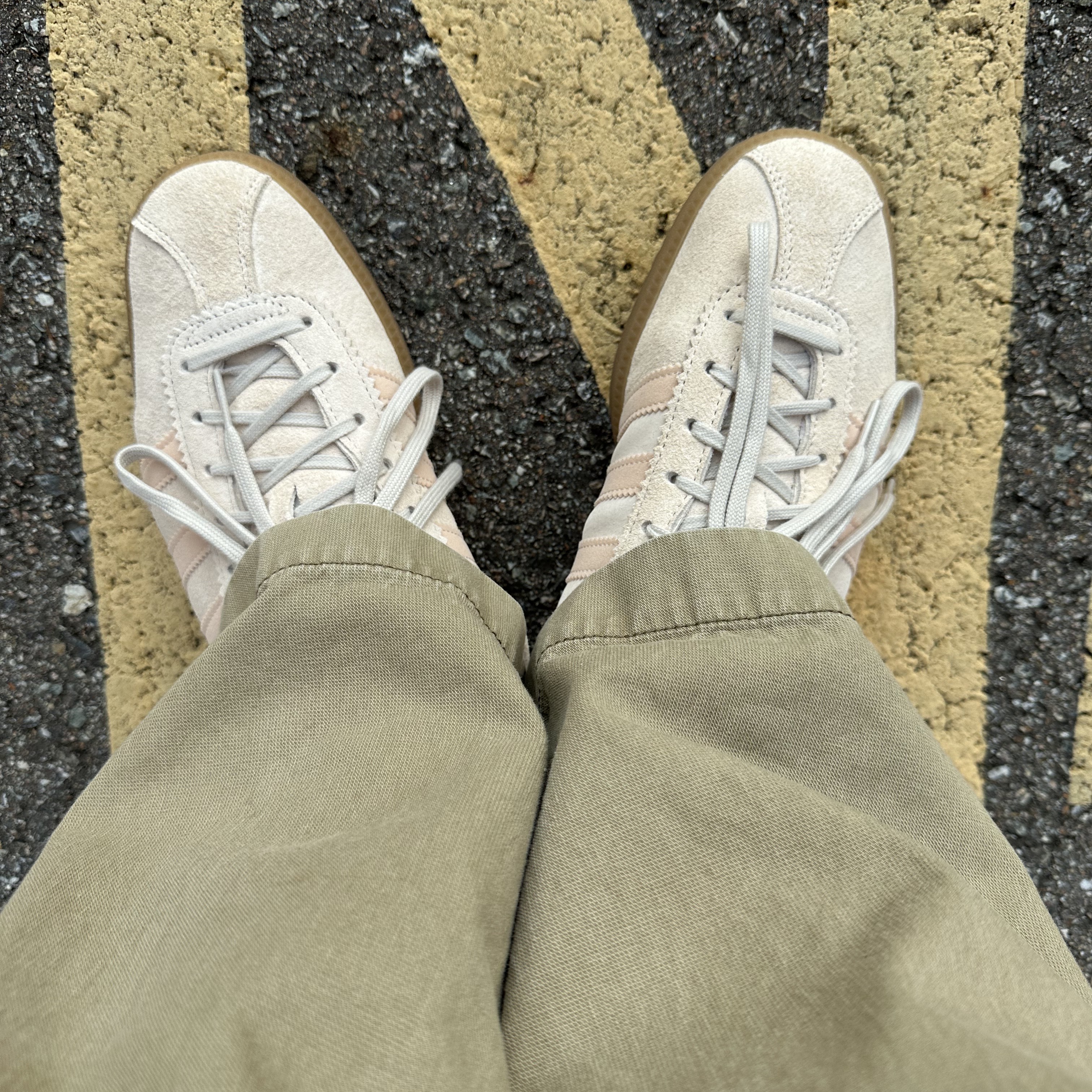 Adidas Bermuda Wonder White 착용 스타일 - 1