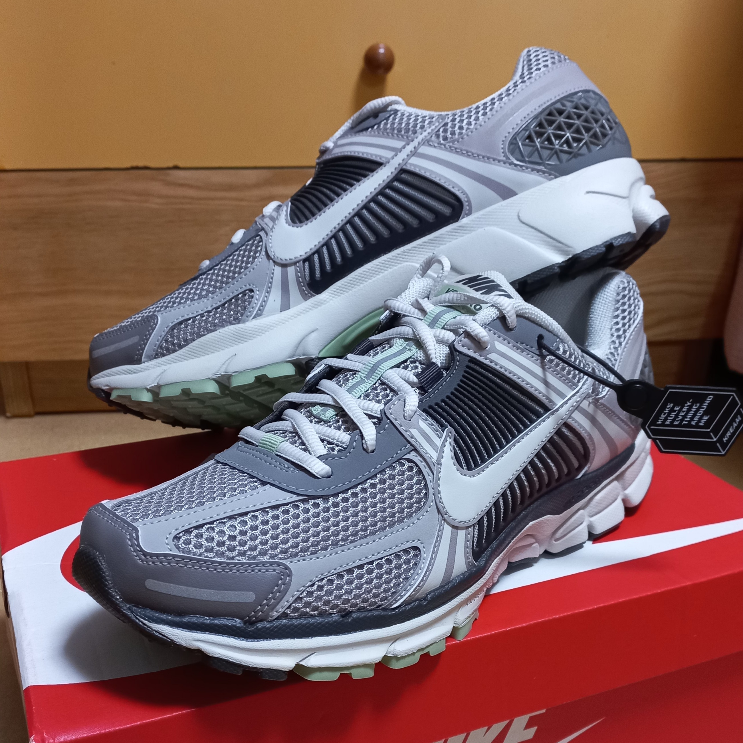 (W) Nike Zoom Vomero 5 Cobblestone and Flat Pewter 착용 스타일 - 2