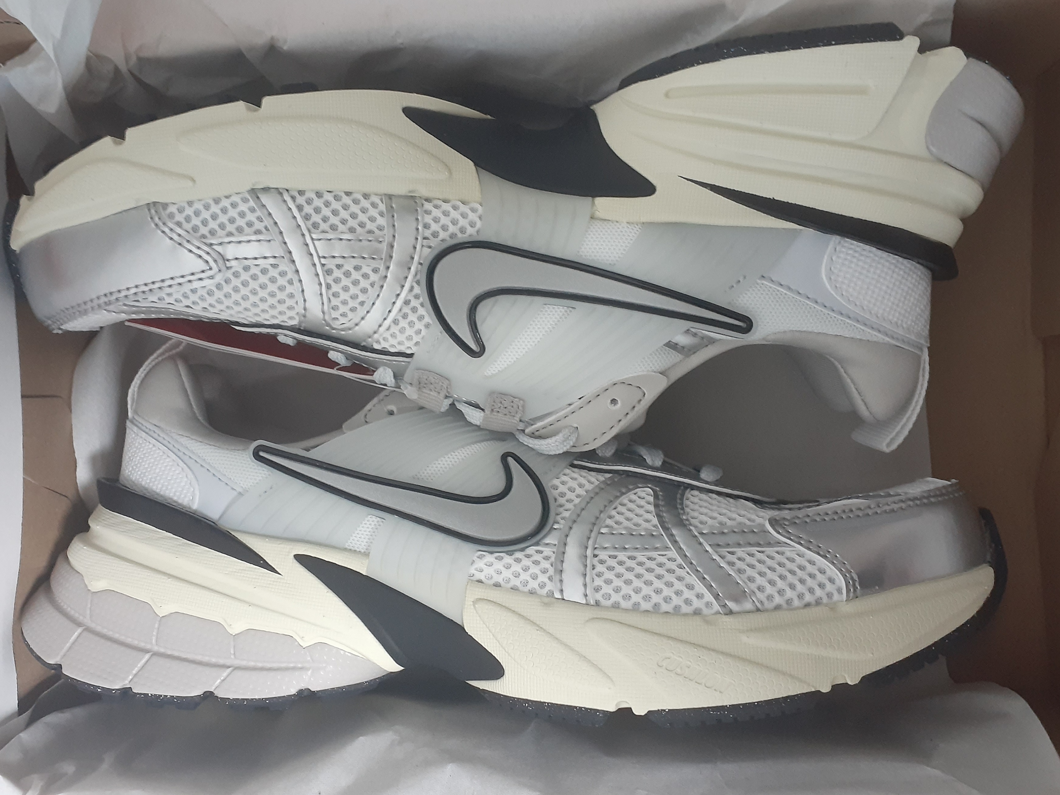 Nike V2K Run Summit White Metallic Silver 착용 스타일