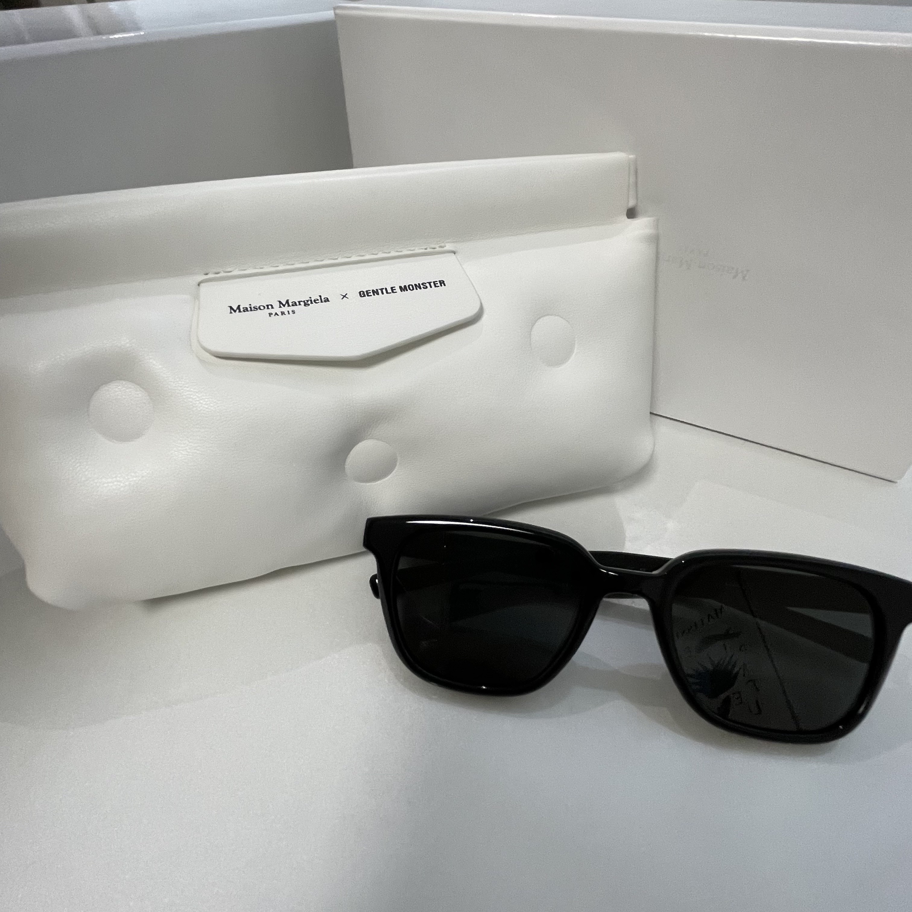 Gentle Monster x Maison Margiela MM007 Black Black 착용 스타일
