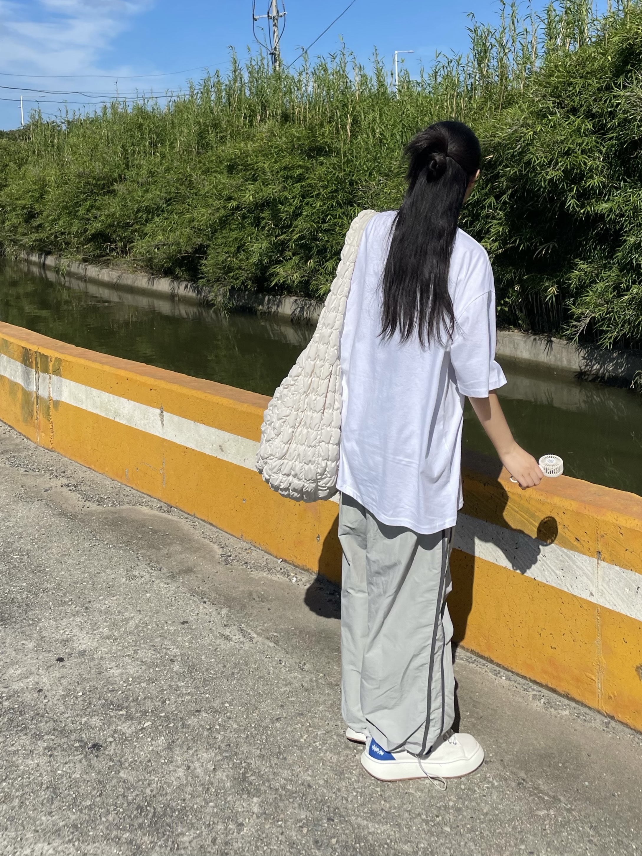 Ader Error Log; Canv White, COS Quilted Oversized Shoulder Bag Off White Light Beige 착용 스타일 - 1
