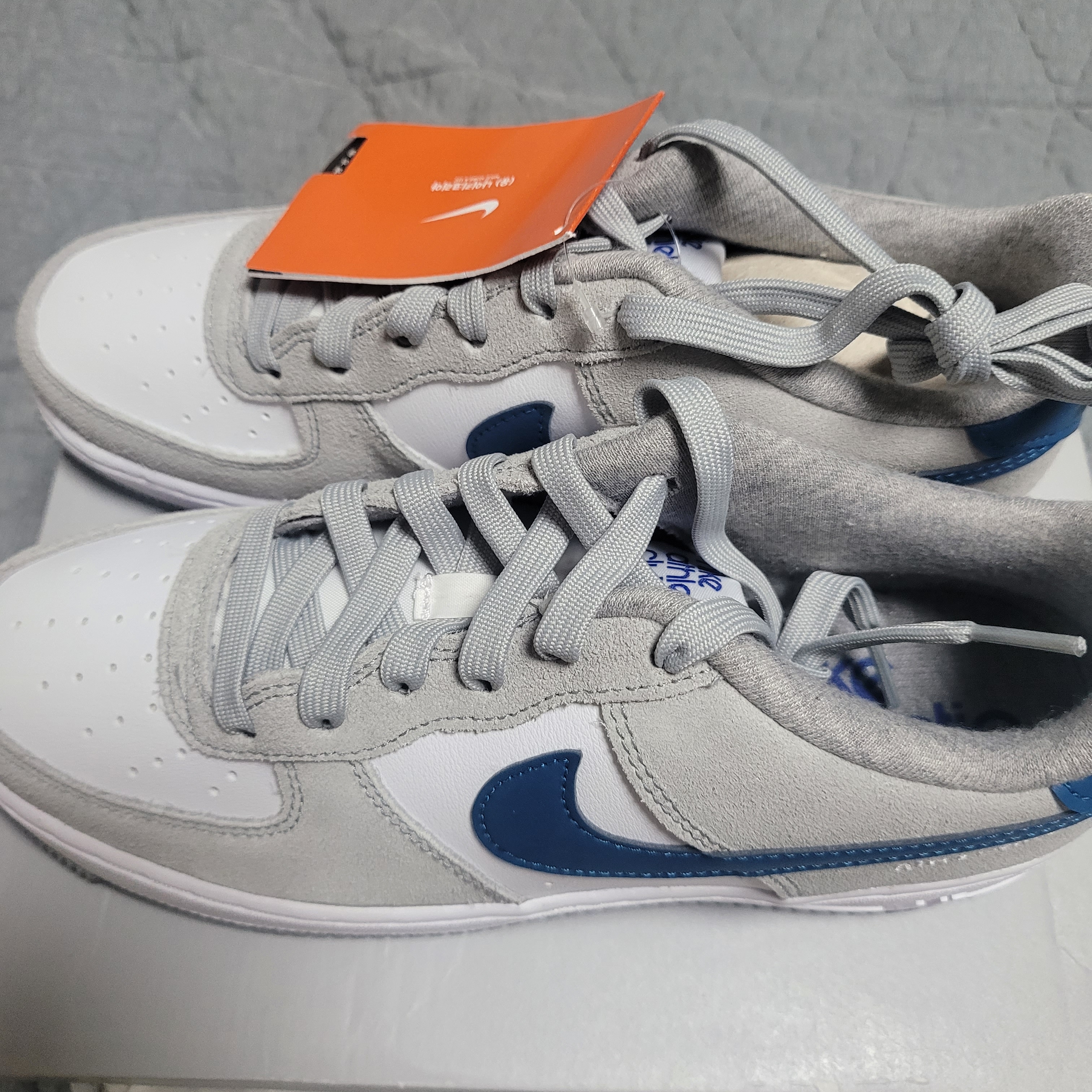 (GS) Nike Air Force 1 LV8 Athletic Club Light Smoke Grey Marina 착용 스타일