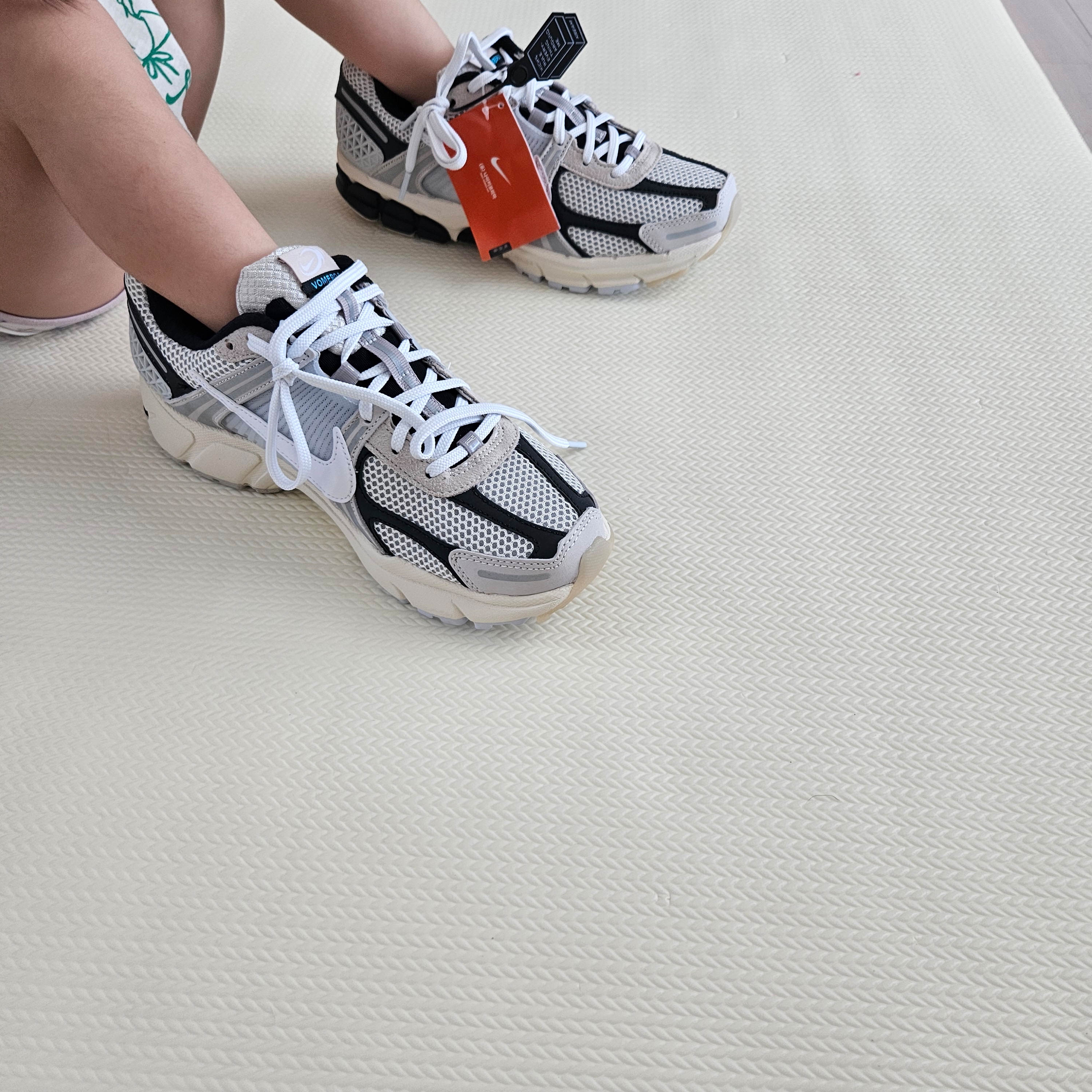 Nike Zoom Vomero 5 Light Bone and Black 착용 스타일