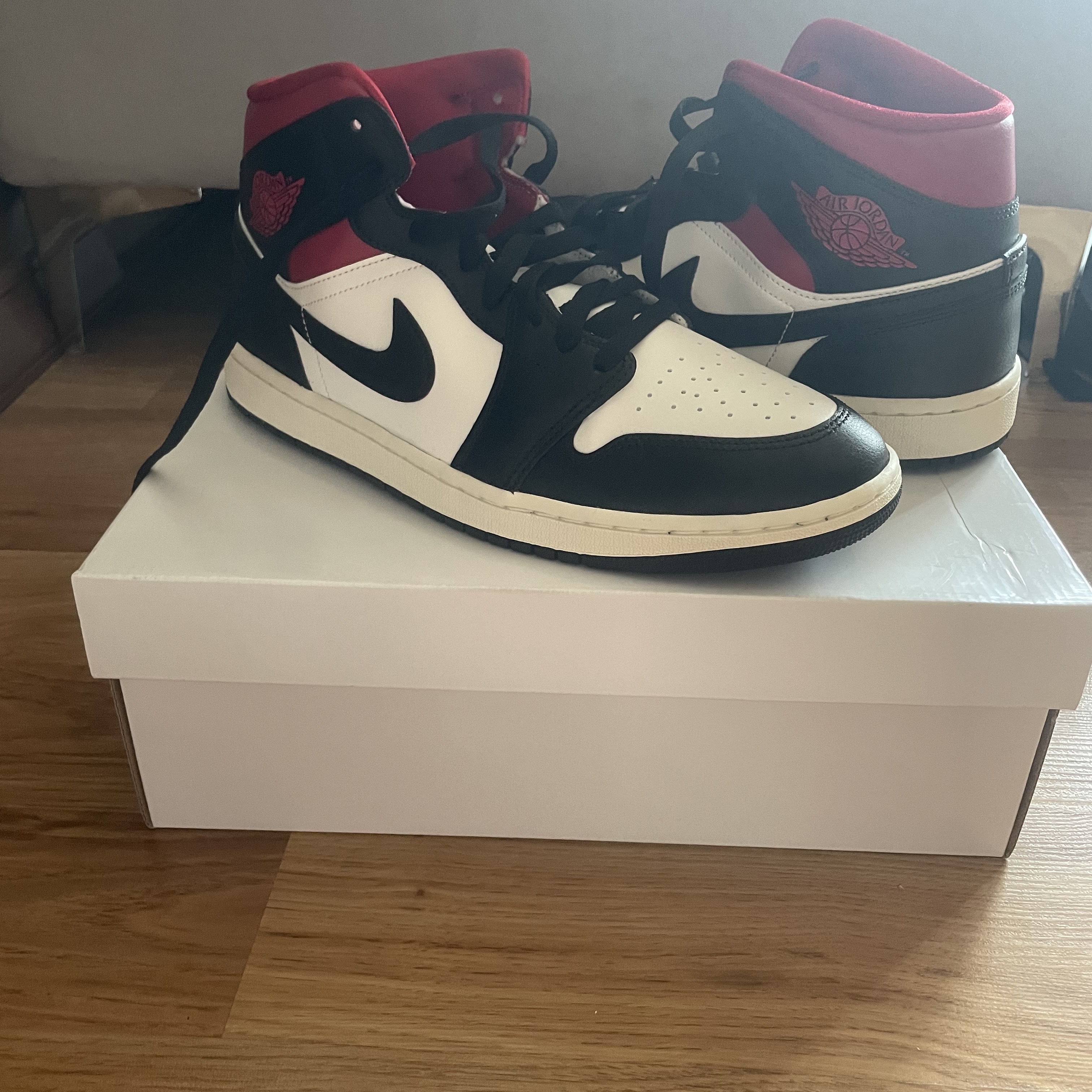 (W) Jordan 1 Mid Black Gym Red 착용 스타일 - 1