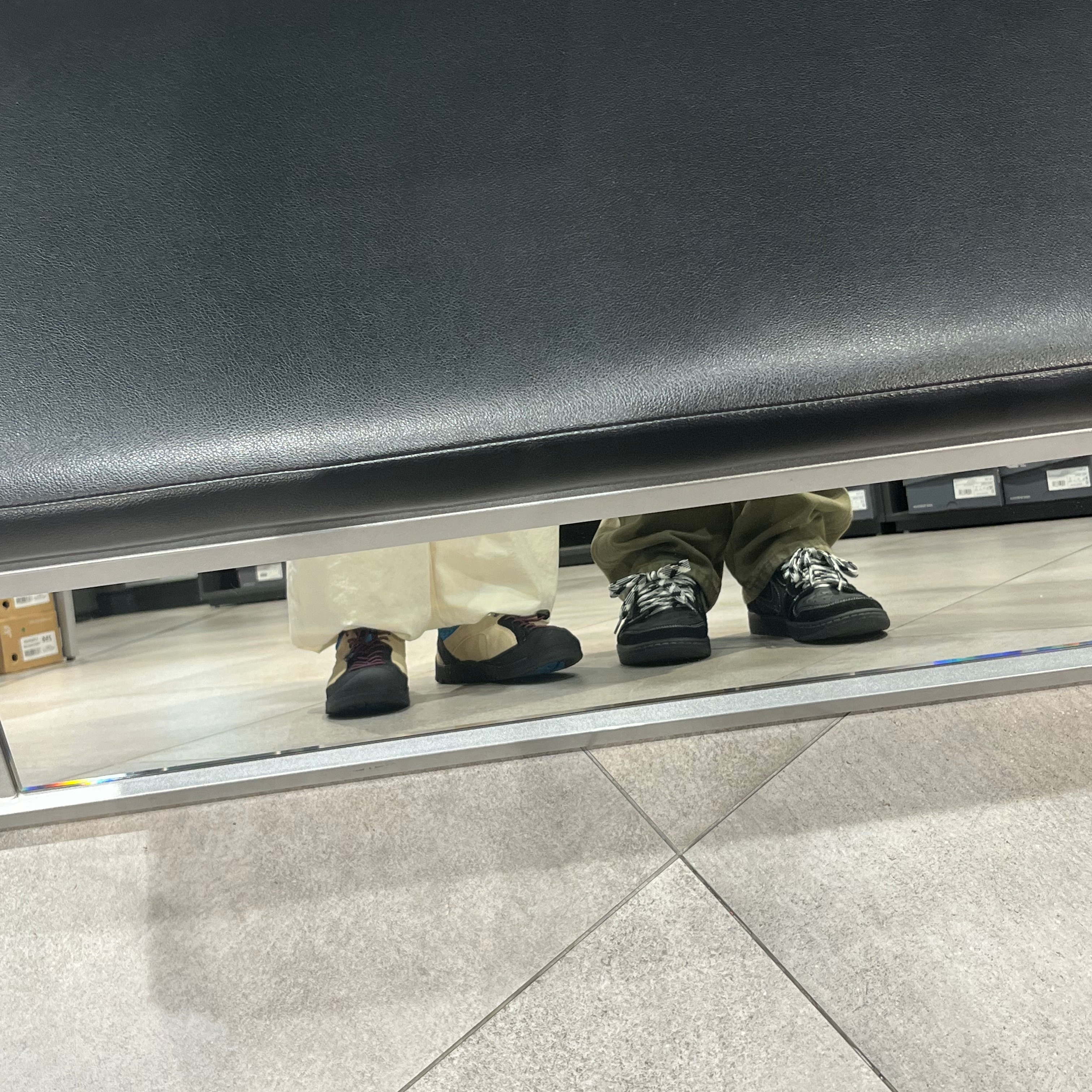 (W) Keen Jasper Rocks SP Sneakers Beige, Jordan 1 x Travis Scott Retro Low OG SP Black Phantom 착용 스타일