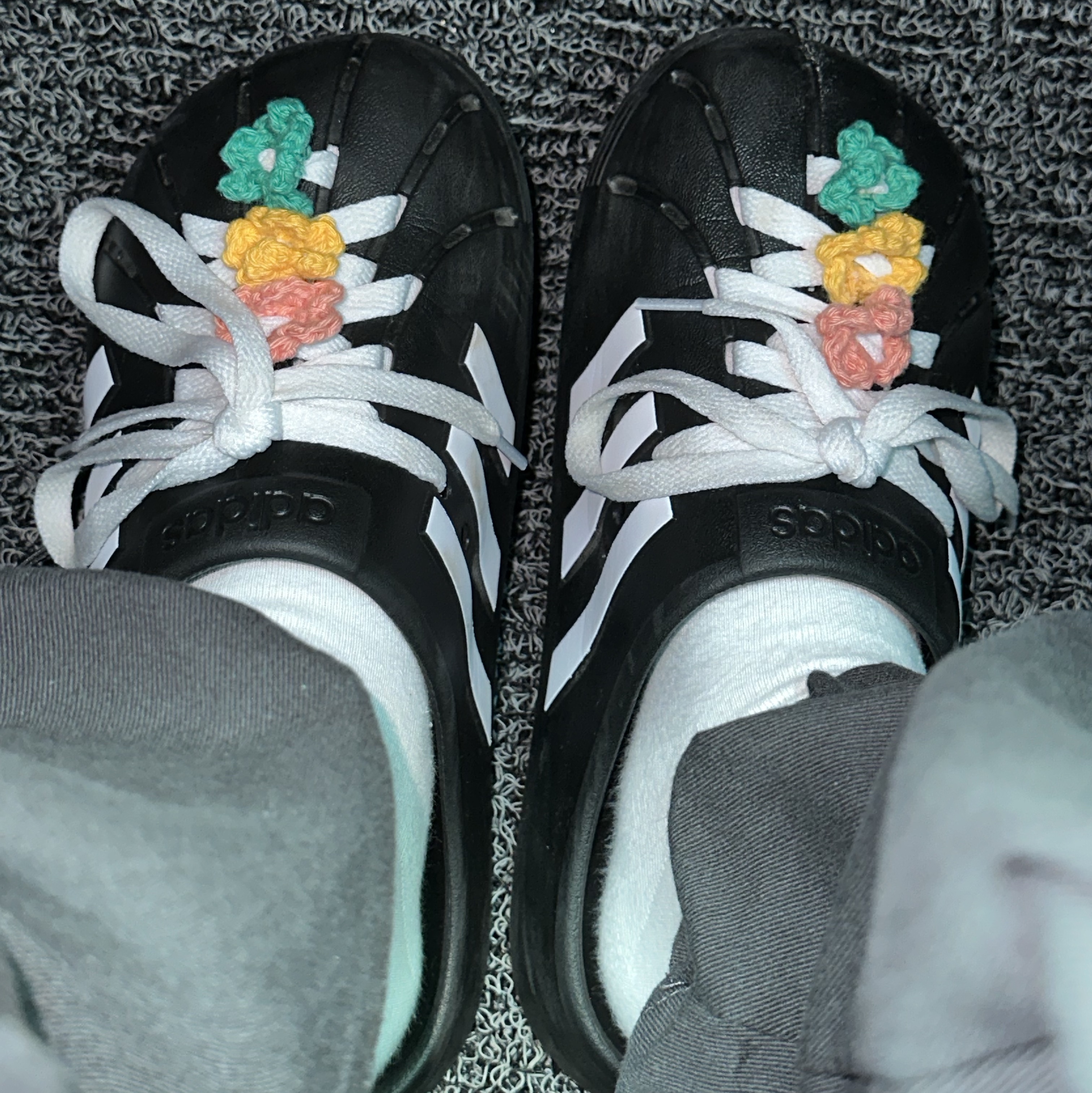 Adidas Adilette Clog Black White 착용 스타일