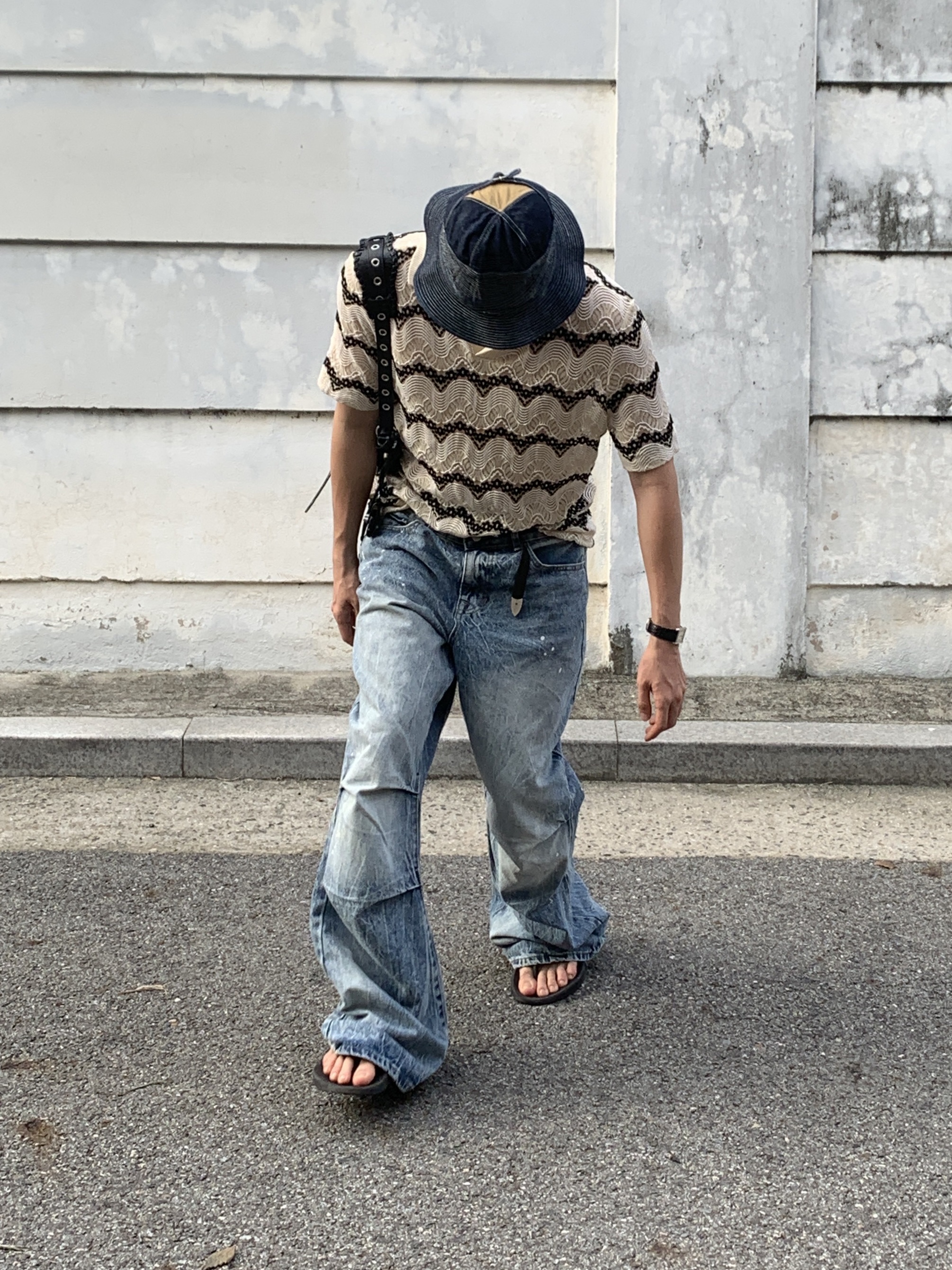 Oofos x Andersson Bell OOriginal Flip Flop Black, Balenciaga Arena Lambskin Aged Silver Hardware Le Cagole XS Flap Bag Black 착용 스타일 - 3