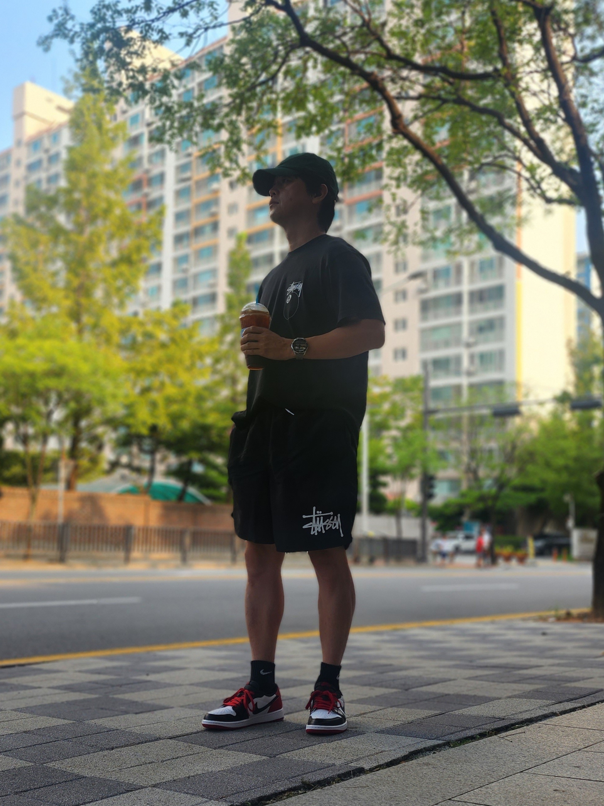 Stussy 8 Ball Pigment Dyed T-Shirt Black - 22SS, Stussy Big Basic Water Shorts Black 착용 스타일 - 1