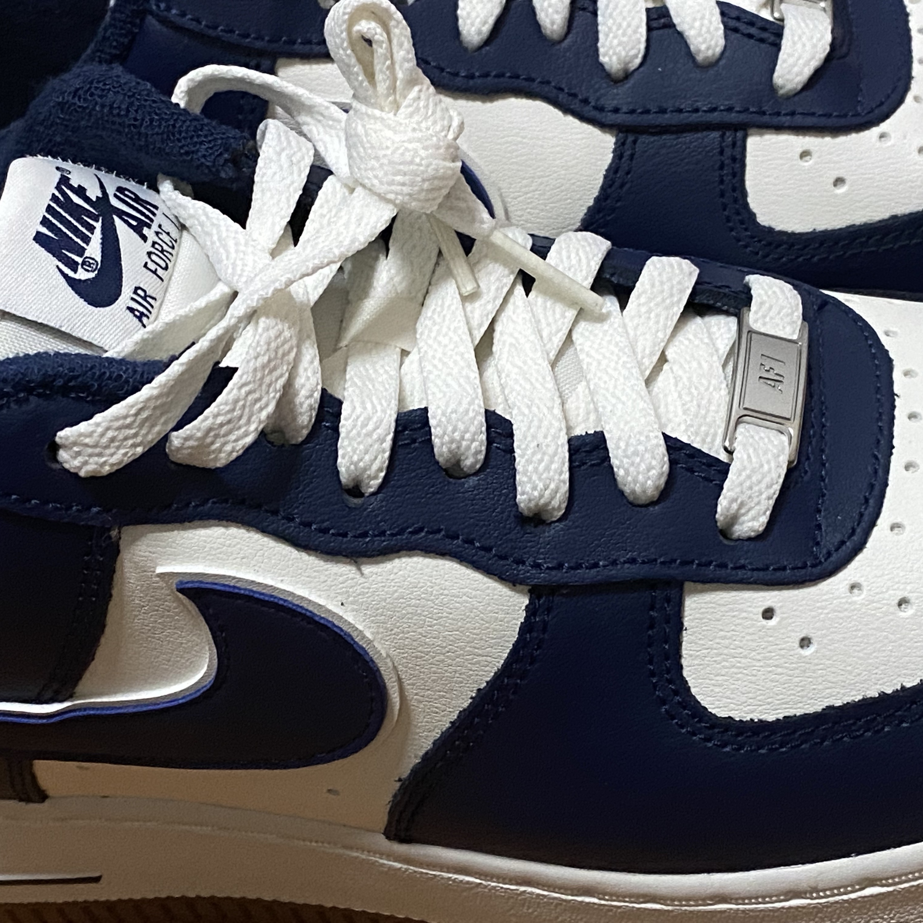 Nike Air Force 1 '07 LV8 Midnight Navy 착용 스타일