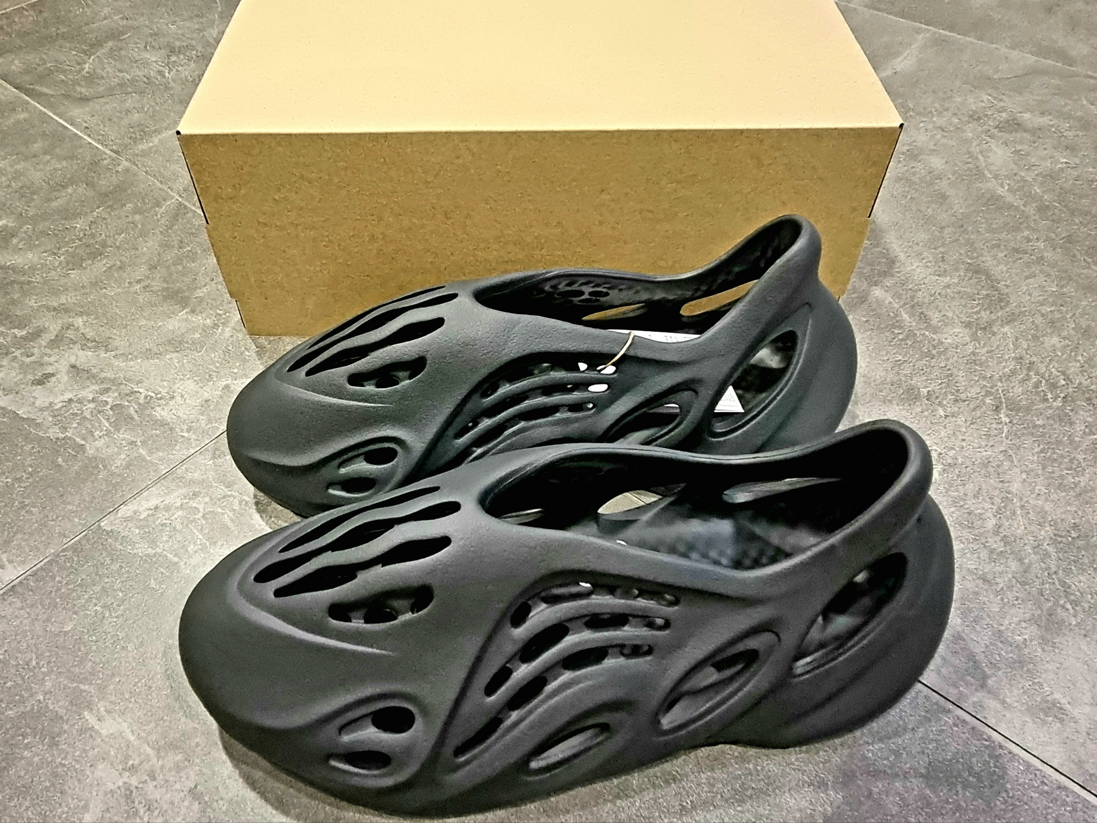 Adidas Yeezy Foam RNNR Carbon 착용 스타일 - 5