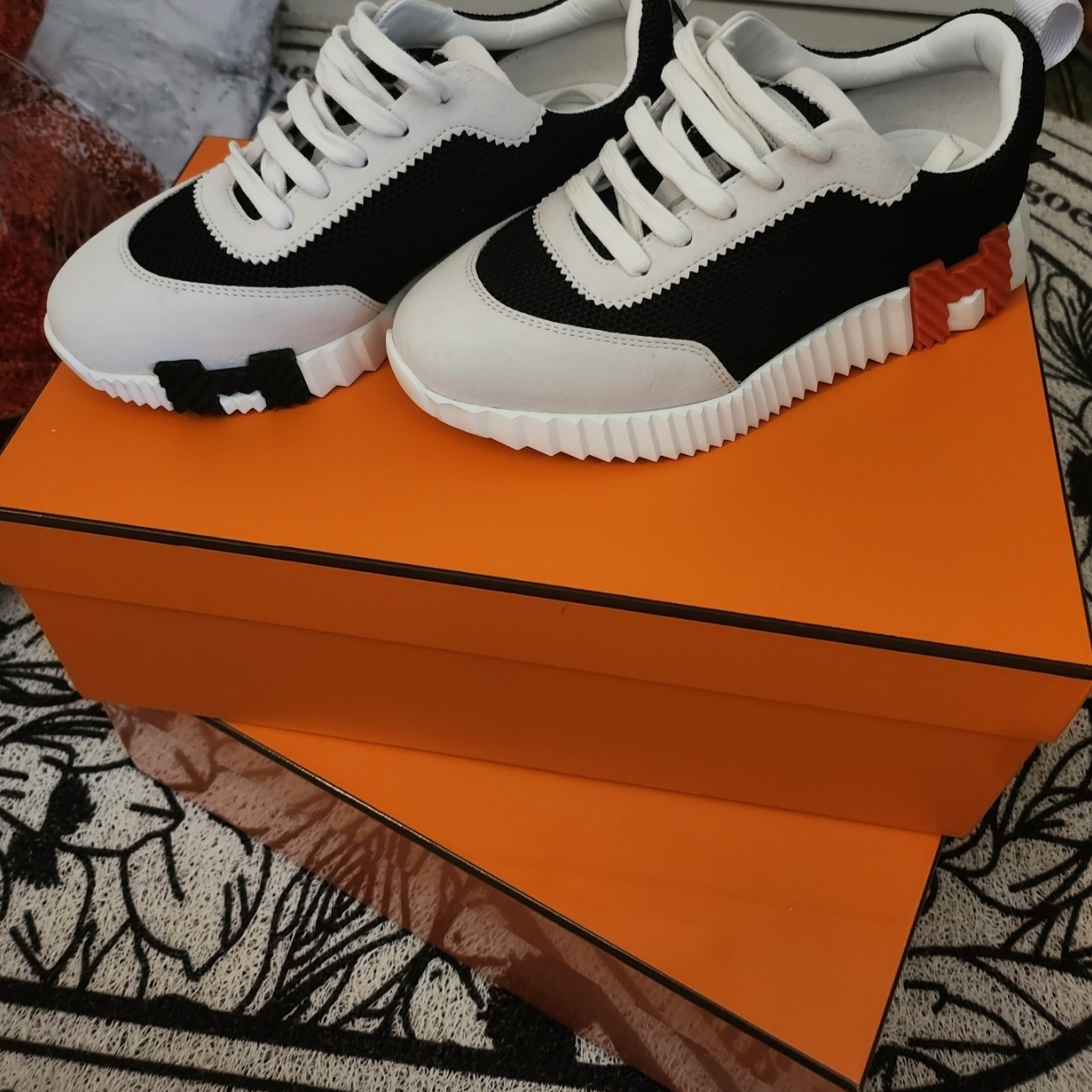 (W) Hermes Bouncing Sneakers Mesh Suede Goatskin & Noir Blanc 착용 스타일