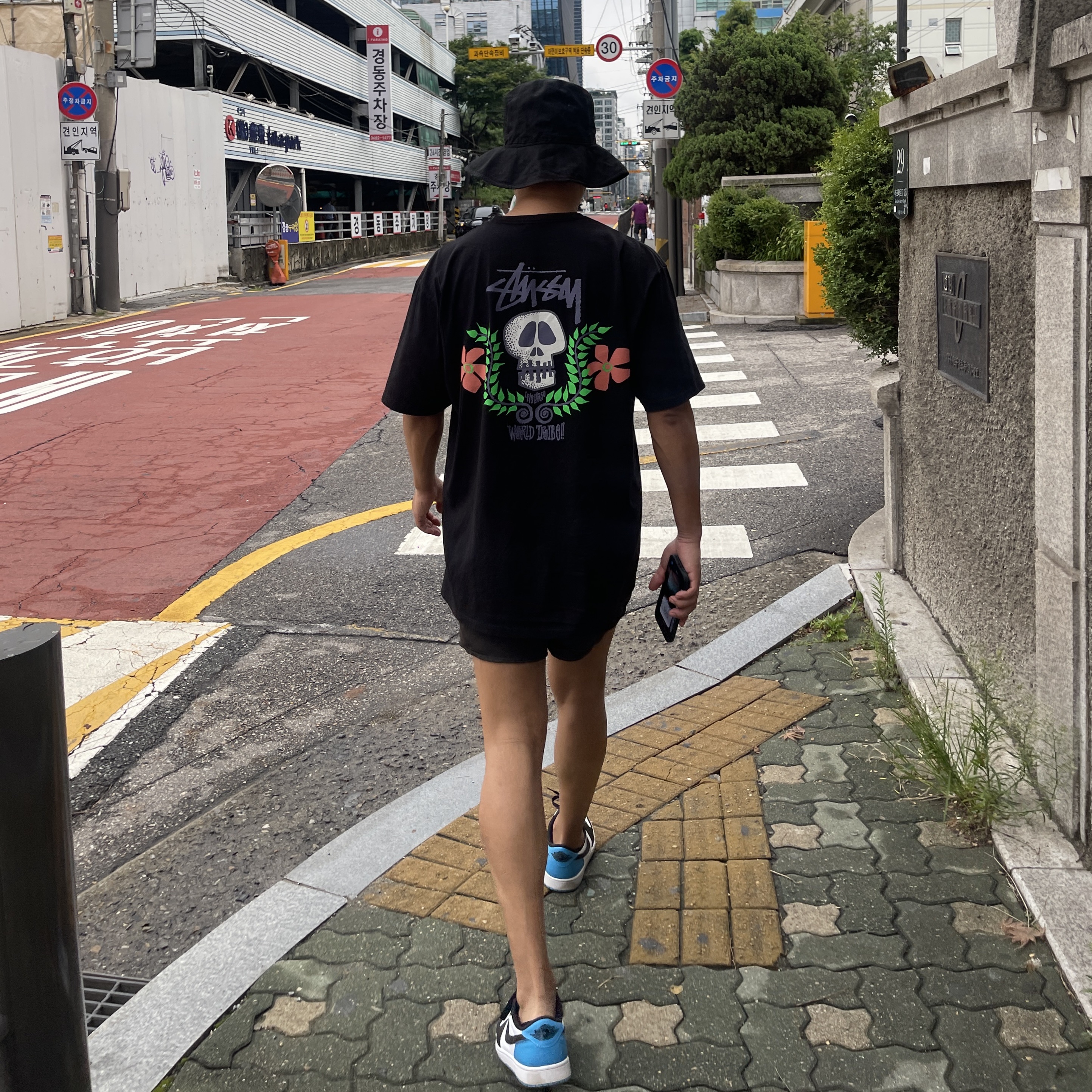 Stussy Skull Crest T-Shirt Black, Jordan 1 Retro Low OG Black and Dark Powder Blue 착용 스타일