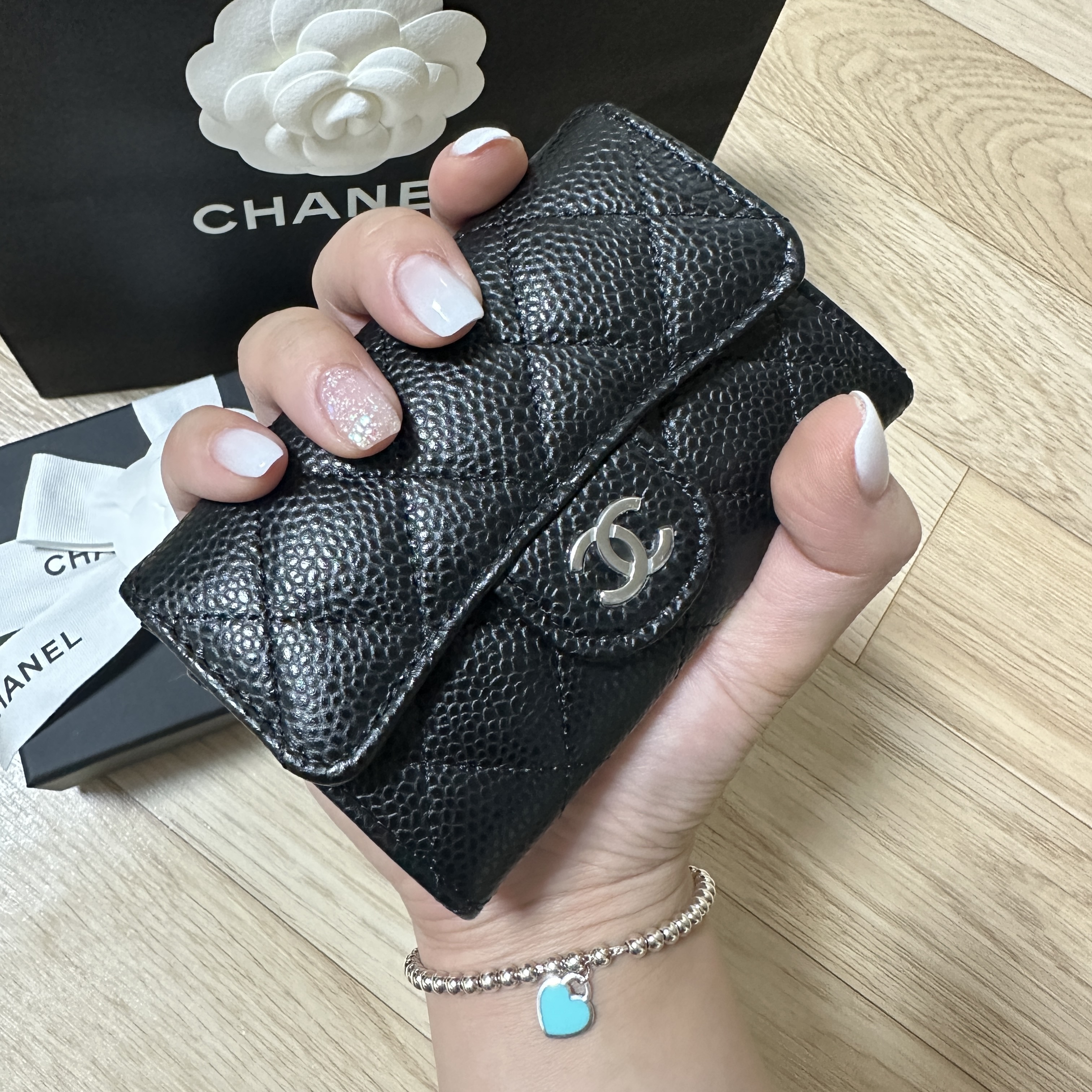 Chanel Classic Card Holder Grained Calfskin & Silver Black 착용 스타일 - 5