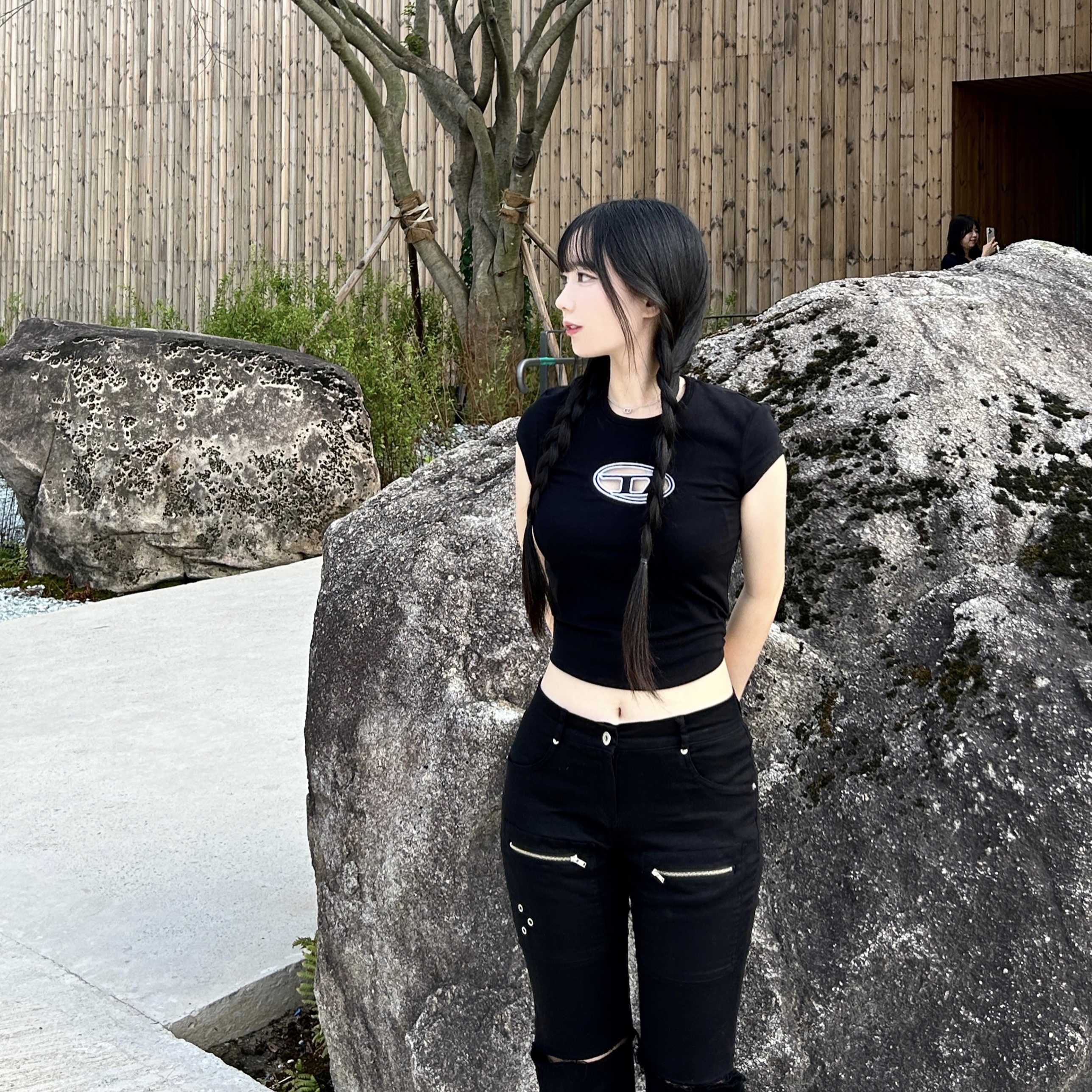 (W) Diesel T-Angie Peekaboo Logo T-Shirt Black 착용 스타일