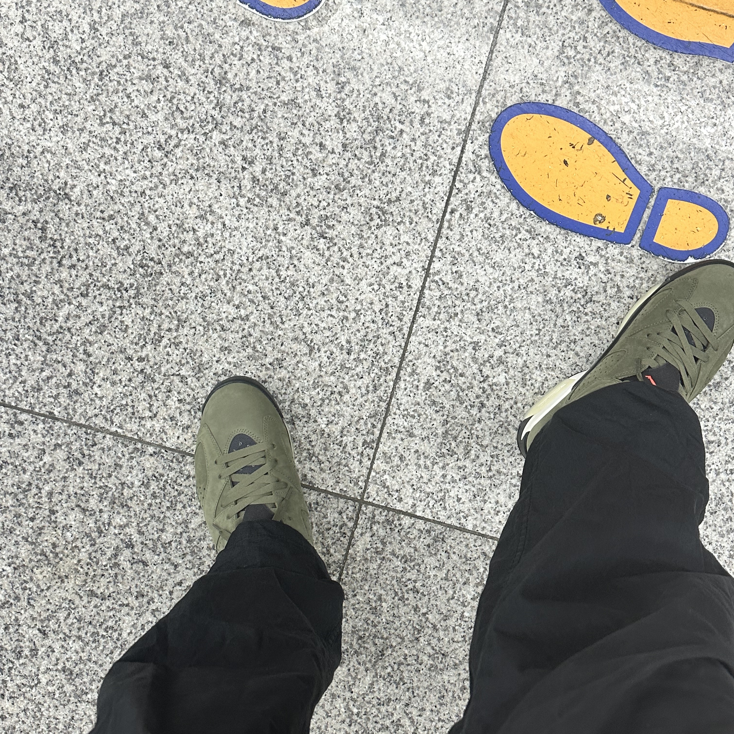 Jordan 6 x Travis Scott Retro Olive 착용 스타일